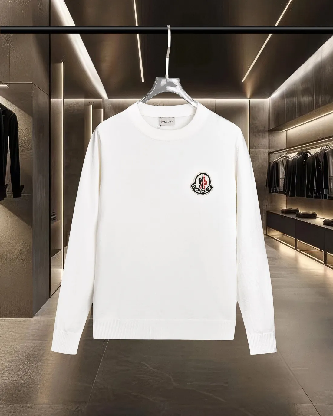 P236 (please stock available) Moncler/Mask 25Fw classic chest Logo letter badge logo casual knitted pullover sweater 2025FW official website new original fabric official same style Selected sweater customization Imported wool fabric High-end version, counter custom fabric High breathability and comfort, precision production, impeccable detail processing, ✅customized logo engraved buttons, three complete labels. Brand element design concept reflects high quality. It feels delicate and soft! Presenting a casual cut, the upper body shape is great 🐍 Color; black, white and gray Size: M-XXXL