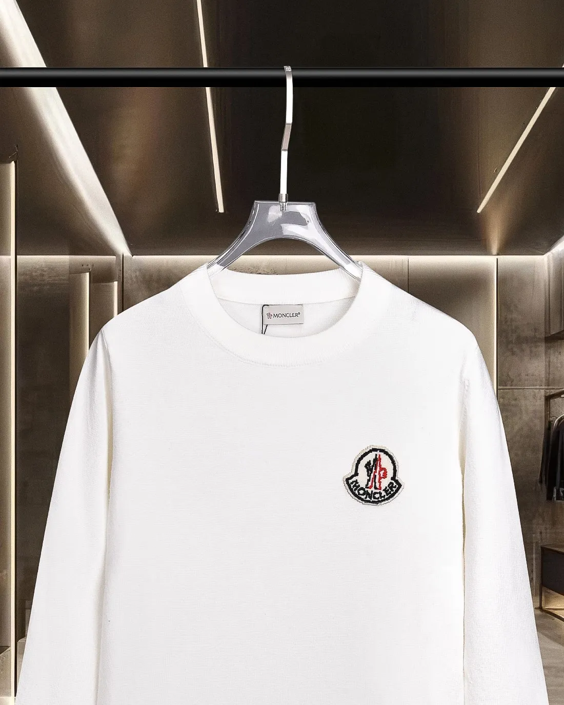 P236 (please stock available) Moncler/Mask 25Fw classic chest Logo letter badge logo casual knitted pullover sweater 2025FW official website new original fabric official same style Selected sweater customization Imported wool fabric High-end version, counter custom fabric High breathability and comfort, precision production, impeccable detail processing, ✅customized logo engraved buttons, three complete labels. Brand element design concept reflects high quality. It feels delicate and soft! Presenting a casual cut, the upper body shape is great 🐍 Color; black, white and gray Size: M-XXXL