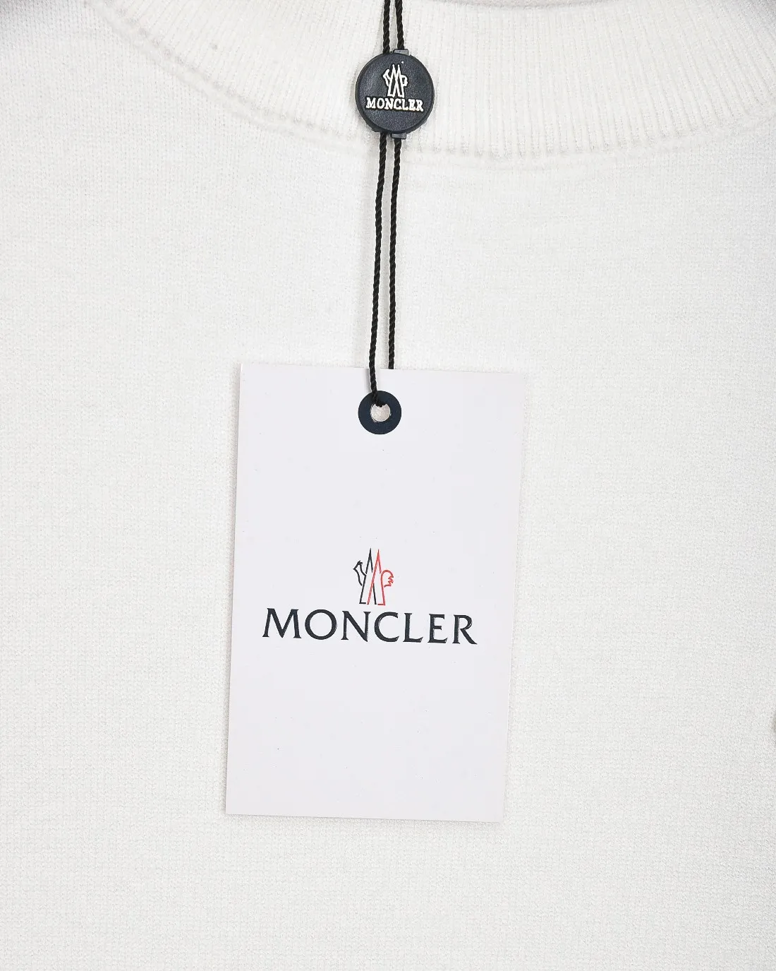 P236 (please stock available) Moncler/Mask 25Fw classic chest Logo letter badge logo casual knitted pullover sweater 2025FW official website new original fabric official same style Selected sweater customization Imported wool fabric High-end version, counter custom fabric High breathability and comfort, precision production, impeccable detail processing, ✅customized logo engraved buttons, three complete labels. Brand element design concept reflects high quality. It feels delicate and soft! Presenting a casual cut, the upper body shape is great 🐍 Color; black, white and gray Size: M-XXXL
