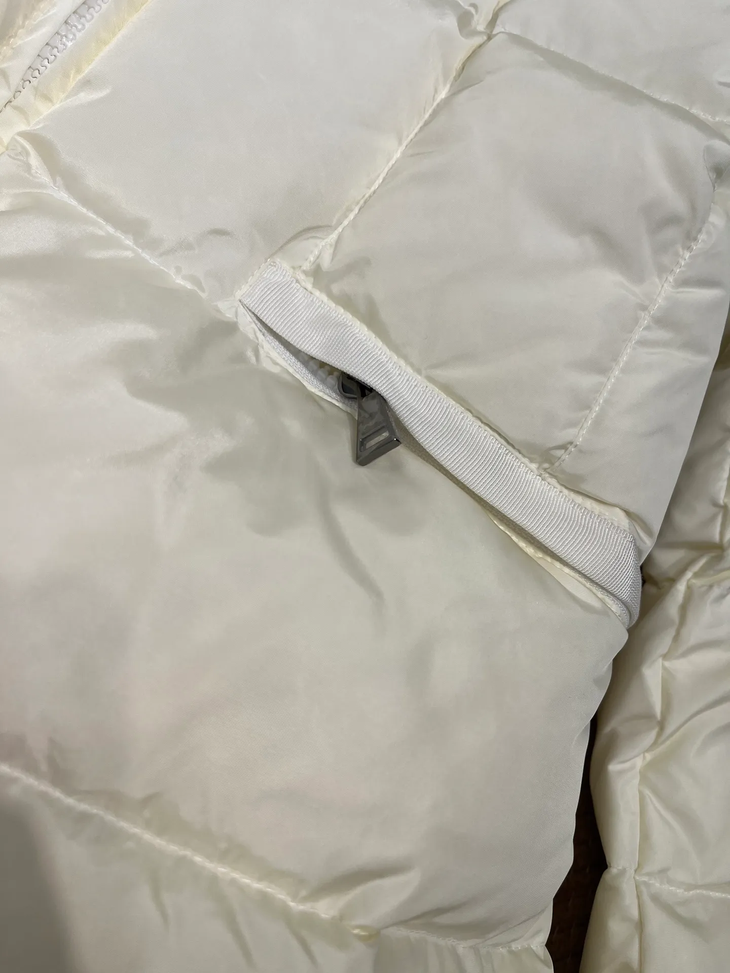 P800 moncler⭐️ 25 autumn and winter new product Avoce waist women's down jacket ~ official website synchronization 🈶 sale ~ high-end original order quality ~ development of hardware accessories, all details are fully processed. 〰️ The waist is perfect and the upper body effect is amazing. A must-have for goddesses. Versatility, fashionable and handsome. National standard 90 white duck down filling. Original memory silk fabric. Texture is upright and stylish. Keeps warm and refuses to be bloated. The upper body is so beautiful that it has no friends. size: 1234