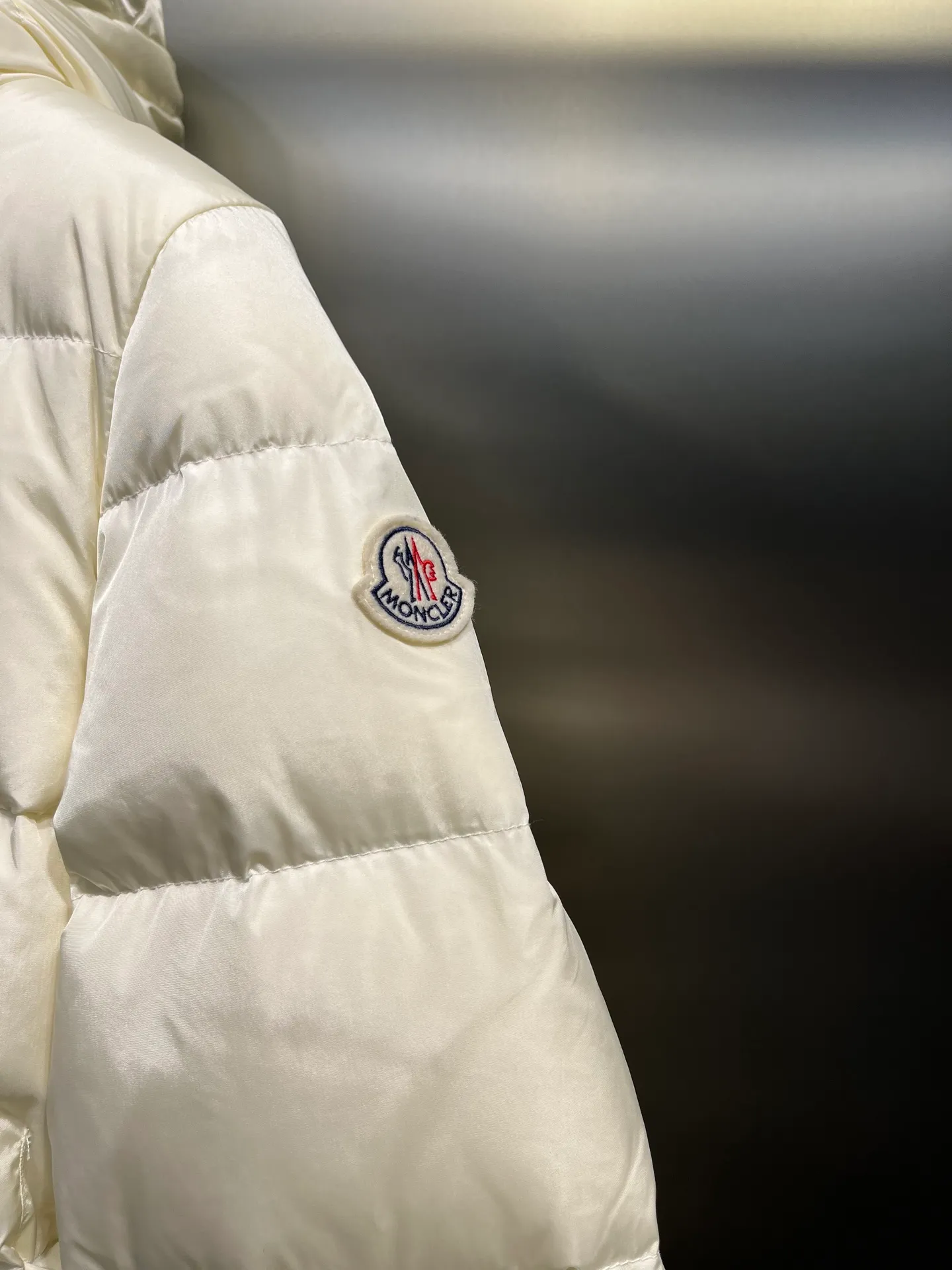 P800 moncler⭐️ 25 autumn and winter new product Avoce waist women's down jacket ~ official website synchronization 🈶 sale ~ high-end original order quality ~ development of hardware accessories, all details are fully processed. 〰️ The waist is perfect and the upper body effect is amazing. A must-have for goddesses. Versatility, fashionable and handsome. National standard 90 white duck down filling. Original memory silk fabric. Texture is upright and stylish. Keeps warm and refuses to be bloated. The upper body is so beautiful that it has no friends. size: 1234