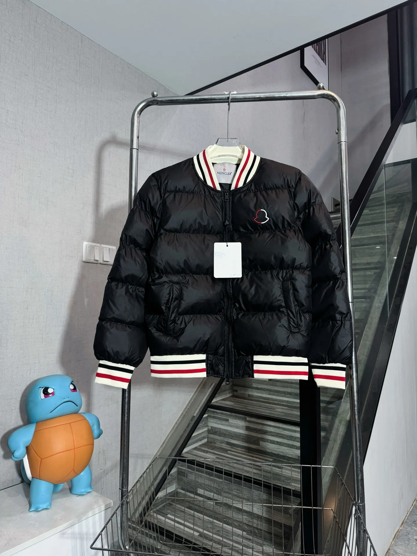 P380 Style number: HE405 Moncler-Moncler classic color matching small label baseball down jacket The fabric is made of high-density windproof fabric, which is very windproof in winter. The inner filling is made of down cotton. The upper body is warm and comfortable, and the hand feels soft and delicate. The inner lining is three-layered. The clothes are routed to prevent cotton from running out. The collar and watch hem are threaded It is made of custom-made color-blocked pure cotton with elastic threads, which is not tight or deformed. The color-blocked masked small logo embroidery on the chest is full and three-dimensional. The overall clothing is full of discounts. The original custom-made masked logo double-pull zipper is made by a large factory.  Color: Picture color Size: S M L XL