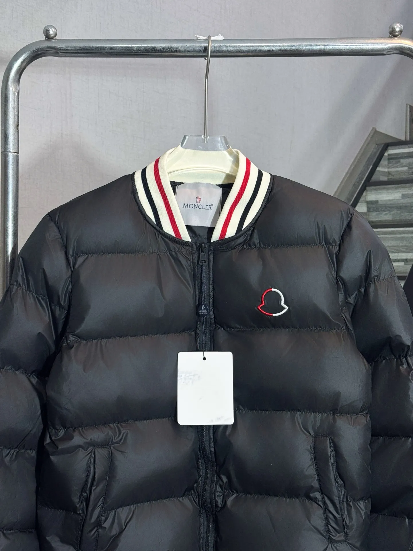 P380 Style number: HE405 Moncler-Moncler classic color matching small label baseball down jacket The fabric is made of high-density windproof fabric, which is very windproof in winter. The inner filling is made of down cotton. The upper body is warm and comfortable, and the hand feels soft and delicate. The inner lining is three-layered. The clothes are routed to prevent cotton from running out. The collar and watch hem are threaded It is made of custom-made color-blocked pure cotton with elastic threads, which is not tight or deformed. The color-blocked masked small logo embroidery on the chest is full and three-dimensional. The overall clothing is full of discounts. The original custom-made masked logo double-pull zipper is made by a large factory.  Color: Picture color Size: S M L XL
