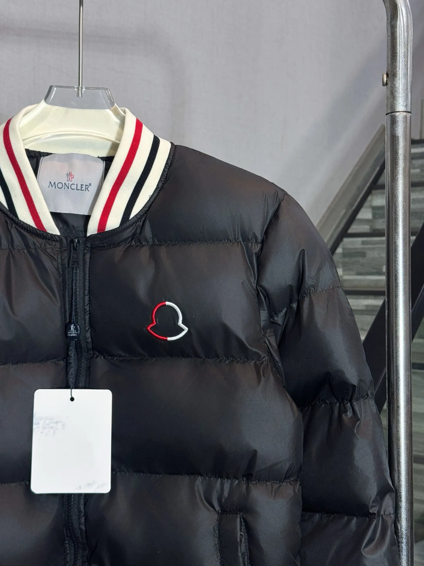 P380 Style number: HE405 Moncler-Moncler classic color matching small label baseball down jacket The fabric is made of high-density windproof fabric, which is very windproof in winter. The inner filling is made of down cotton. The upper body is warm and comfortable, and the hand feels soft and delicate. The inner lining is three-layered. The clothes are routed to prevent cotton from running out. The collar and watch hem are threaded It is made of custom-made color-blocked pure cotton with elastic threads, which is not tight or deformed. The color-blocked masked small logo embroidery on the chest is full and three-dimensional. The overall clothing is full of discounts. The original custom-made masked logo double-pull zipper is made by a large factory.  Color: Picture color Size: S M L XL