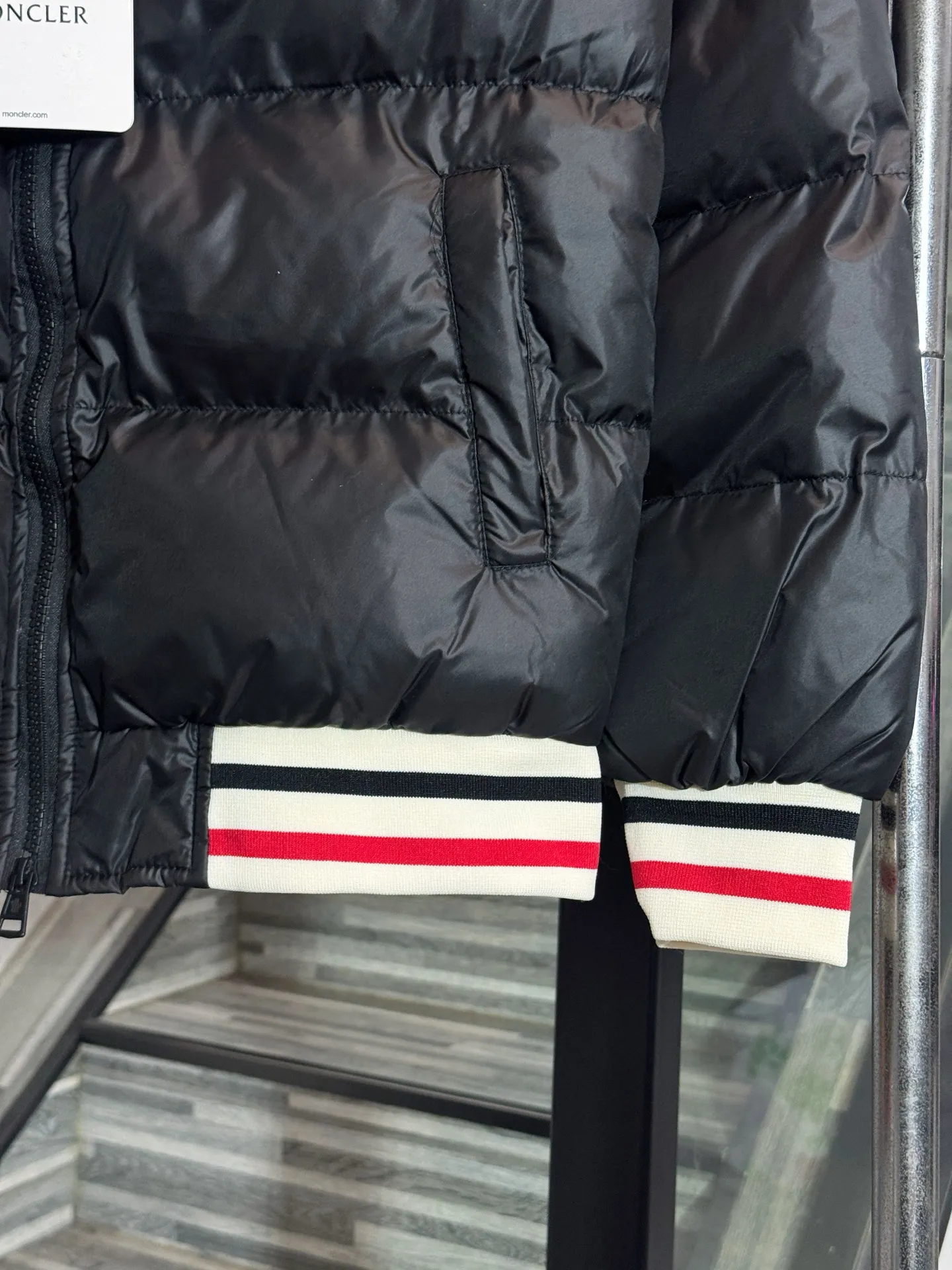 P380 Style number: HE405 Moncler-Moncler classic color matching small label baseball down jacket The fabric is made of high-density windproof fabric, which is very windproof in winter. The inner filling is made of down cotton. The upper body is warm and comfortable, and the hand feels soft and delicate. The inner lining is three-layered. The clothes are routed to prevent cotton from running out. The collar and watch hem are threaded It is made of custom-made color-blocked pure cotton with elastic threads, which is not tight or deformed. The color-blocked masked small logo embroidery on the chest is full and three-dimensional. The overall clothing is full of discounts. The original custom-made masked logo double-pull zipper is made by a large factory.  Color: Picture color Size: S M L XL