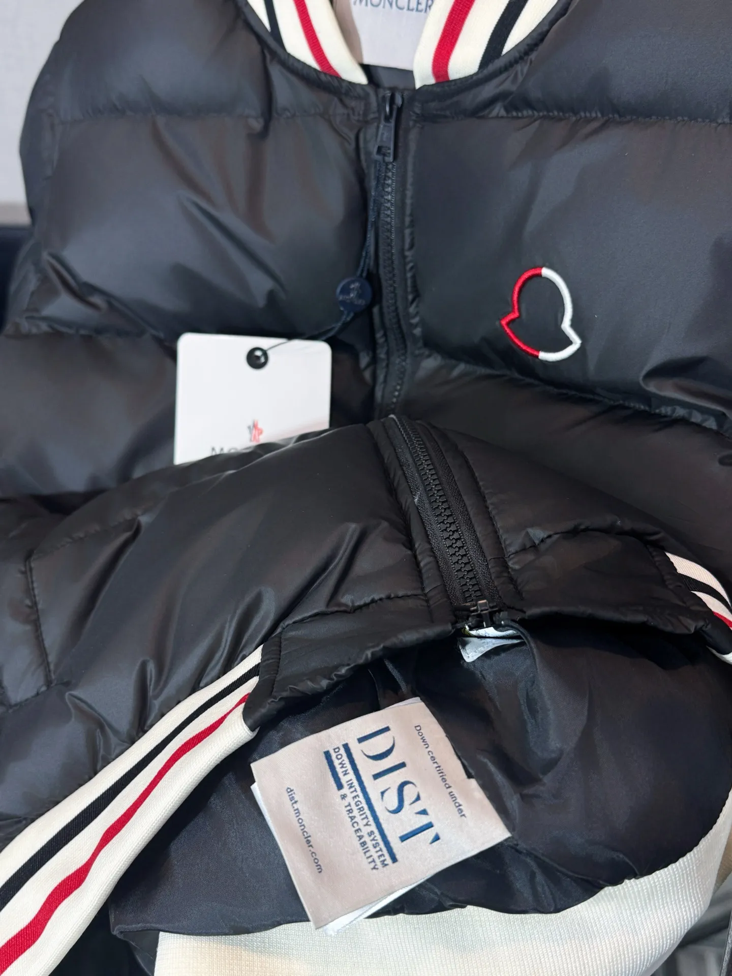 P380 Style number: HE405 Moncler-Moncler classic color matching small label baseball down jacket The fabric is made of high-density windproof fabric, which is very windproof in winter. The inner filling is made of down cotton. The upper body is warm and comfortable, and the hand feels soft and delicate. The inner lining is three-layered. The clothes are routed to prevent cotton from running out. The collar and watch hem are threaded It is made of custom-made color-blocked pure cotton with elastic threads, which is not tight or deformed. The color-blocked masked small logo embroidery on the chest is full and three-dimensional. The overall clothing is full of discounts. The original custom-made masked logo double-pull zipper is made by a large factory.  Color: Picture color Size: S M L XL