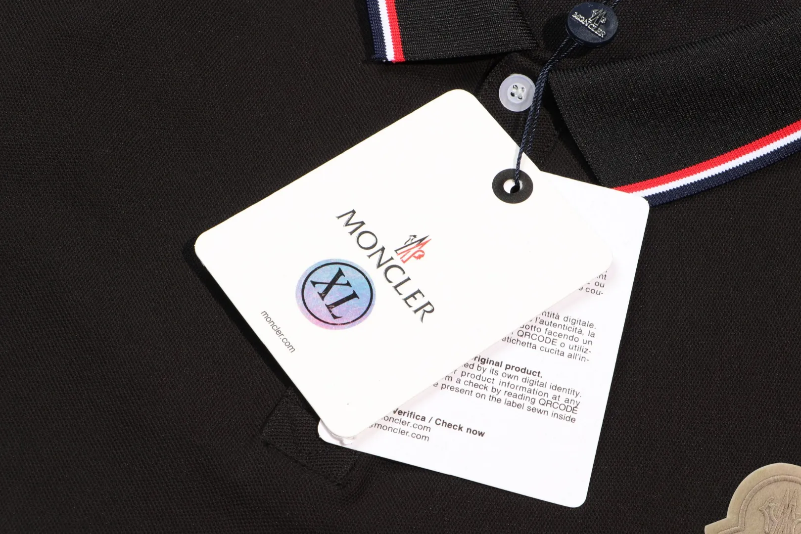 P200 New in stock】𝐌𝐎𝐍𝐂𝐋𝐄𝐑~Mengkou #2024 Early spring new high-quality lapel long-sleeved POLO shirt, counter-customized fabrics with high breathability and comfort, impeccable details, the brand's simple element design concept, reflecting high quality. It feels delicate and soft! It presents a casual cut and the upper body shape is great! The chest is filled with three-dimensional embroidery of the brand LOGO to highlight quality and luxury. Color: black, white Size: M~L~XL~2XL~3XL