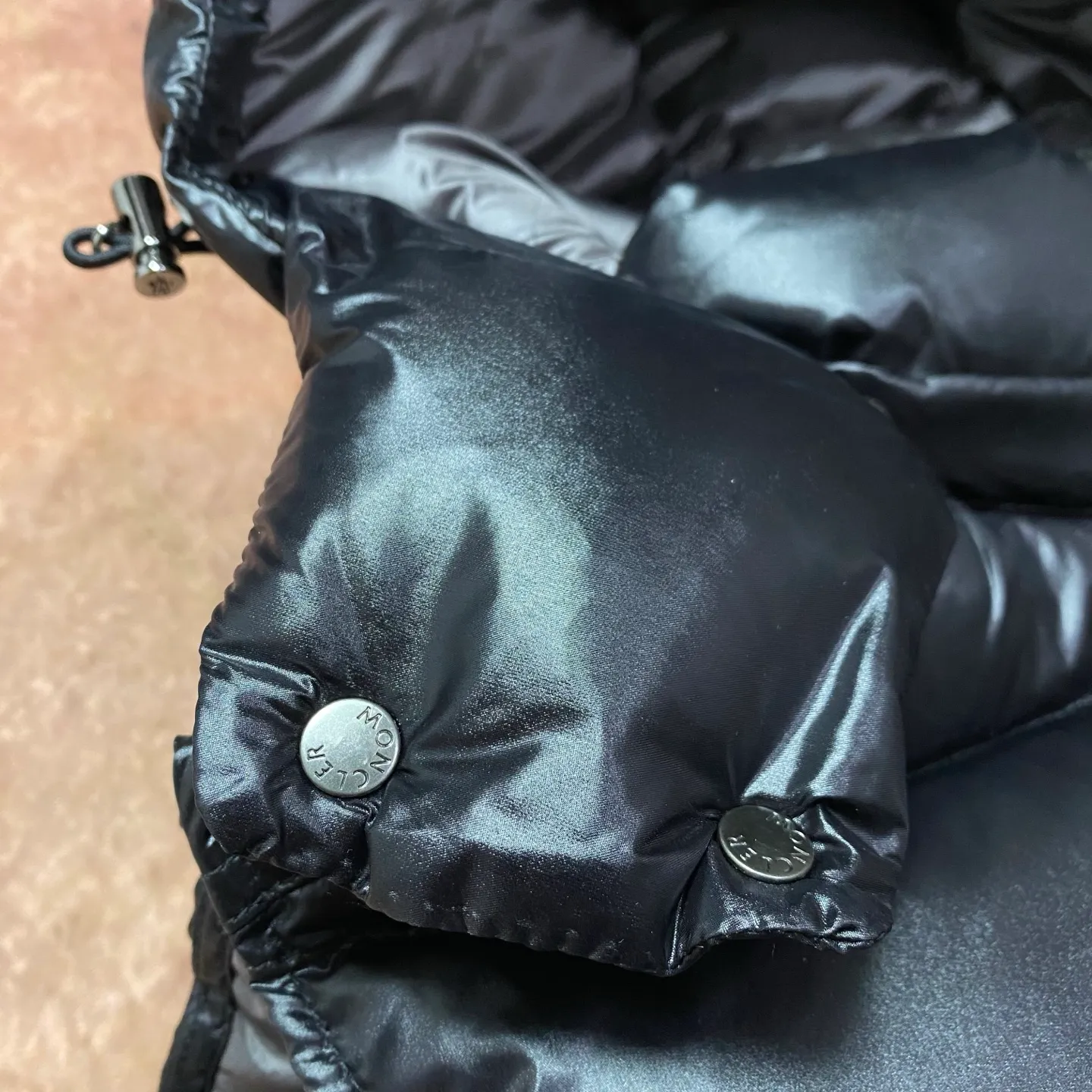 P680 moncler high version hooded down vest, a super popular item, made in a personalized street punk style, high-end down for couples🔥 The hottest style at the moment🔥 Made of iconic matte technical waterproof fabric, the fabric feels smooth and very textured, and has classic rectangular quilting to ensure the even distribution of down inside, bringing the ultimate warm and comfortable wearing experience, and it is also very fashionable and stylish! It is filled with imported European standard 90% velvet, which can effectively lock in and collect heat. You can feel its plump state by looking at the actual pictures. It is quite light on the upper body and does not feel bloated at all! The quality is definitely at the same level as the same counter. Friends who have ultra-high standards and pursuit of quality are recommended to buy it now👇 Color: Black (gray lining) Size: 1 2 3 4 5