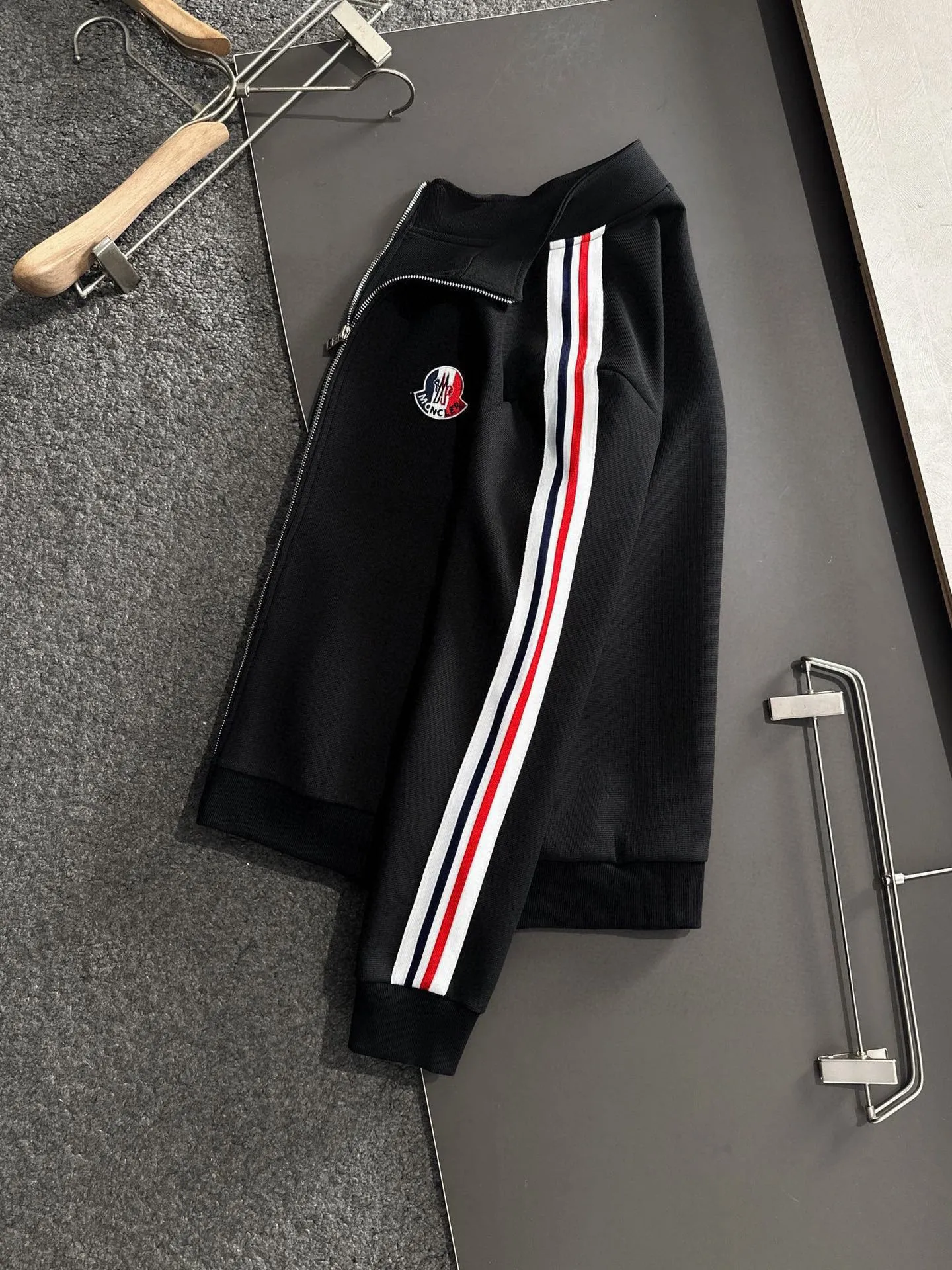 P640 [MONCLER] Hot-selling suit is coming. Focus on the original version of the official website. 2025 new hot-selling cardigan and sweatshirt suit. The original order is the best product🇭🇰. It is the meticulous work of top designers. It has a fitting and perfect upper body effect. All-natural high-quality Tencel Roman cotton 100%, close-fitting comfort, noble and elegant! Original hardware embodies elegance and nobility! Counter size: M-3XL (maximum wear up to 190 pounds)