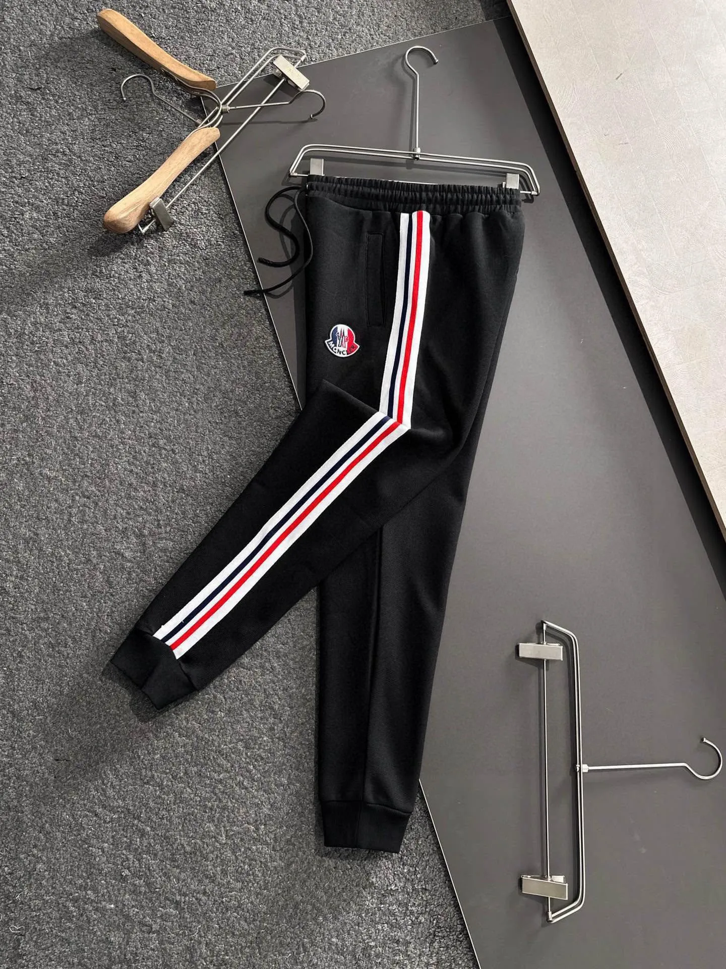 P640 [MONCLER] Hot-selling suit is coming. Focus on the original version of the official website. 2025 new hot-selling cardigan and sweatshirt suit. The original order is the best product🇭🇰. It is the meticulous work of top designers. It has a fitting and perfect upper body effect. All-natural high-quality Tencel Roman cotton 100%, close-fitting comfort, noble and elegant! Original hardware embodies elegance and nobility! Counter size: M-3XL (maximum wear up to 190 pounds)