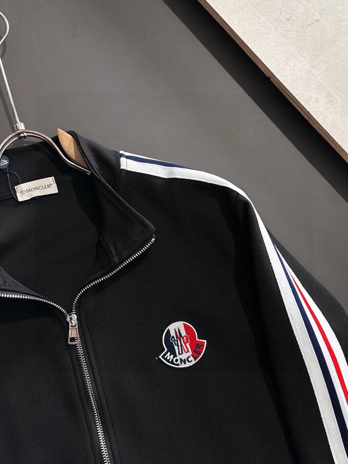 P640 [MONCLER] Hot-selling suit is coming. Focus on the original version of the official website. 2025 new hot-selling cardigan and sweatshirt suit. The original order is the best product🇭🇰. It is the meticulous work of top designers. It has a fitting and perfect upper body effect. All-natural high-quality Tencel Roman cotton 100%, close-fitting comfort, noble and elegant! Original hardware embodies elegance and nobility! Counter size: M-3XL (maximum wear up to 190 pounds)