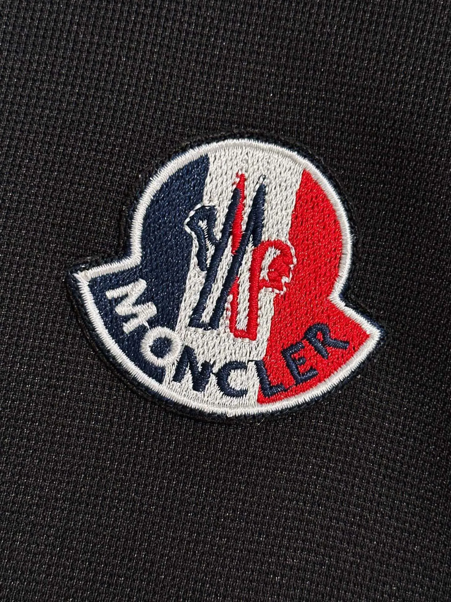 P640 [MONCLER] Hot-selling suit is coming. Focus on the original version of the official website. 2025 new hot-selling cardigan and sweatshirt suit. The original order is the best product🇭🇰. It is the meticulous work of top designers. It has a fitting and perfect upper body effect. All-natural high-quality Tencel Roman cotton 100%, close-fitting comfort, noble and elegant! Original hardware embodies elegance and nobility! Counter size: M-3XL (maximum wear up to 190 pounds)