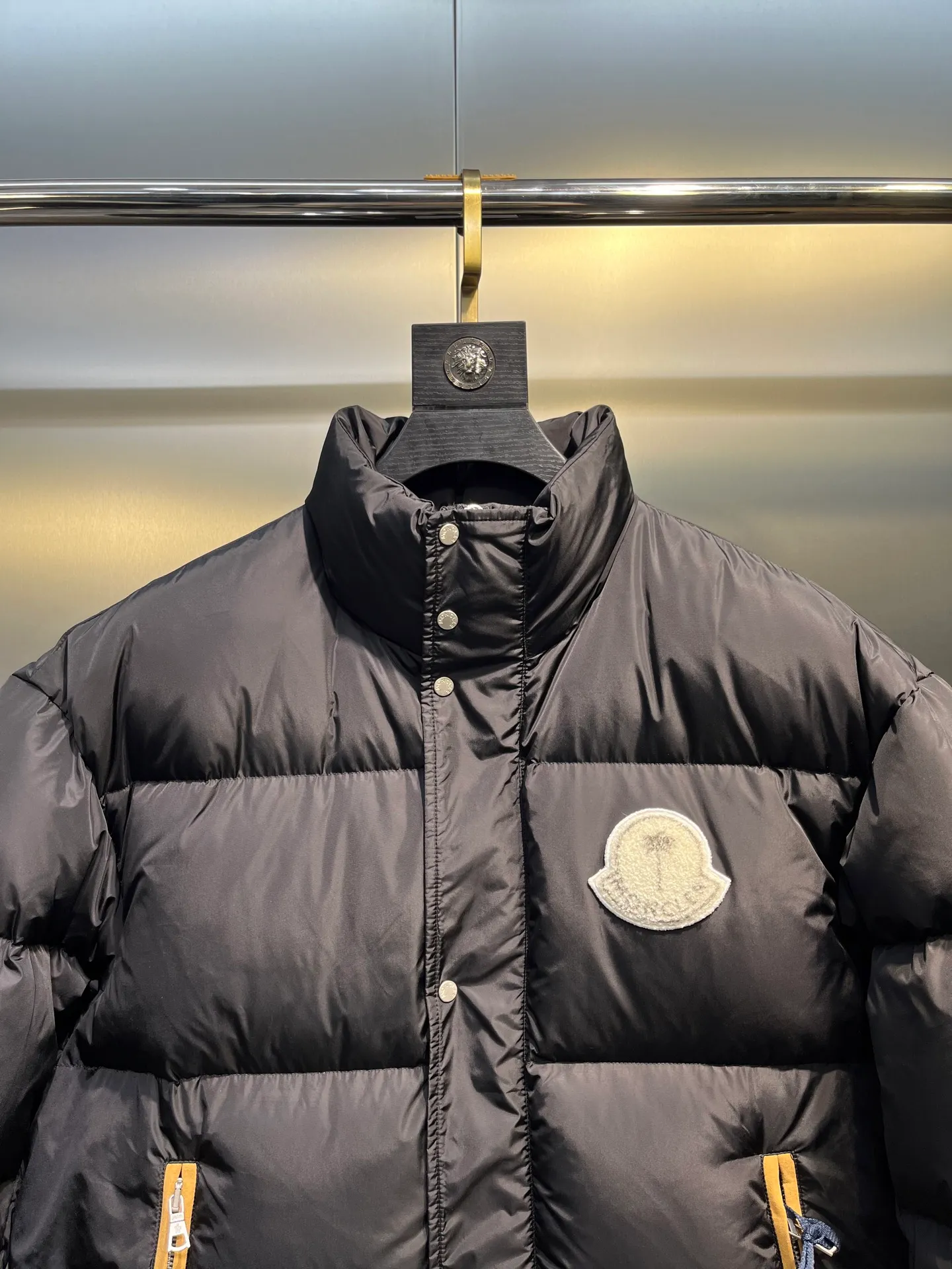 Moncler Material process analysis: 1️⃣Original Nfc inductive anti-counterfeiting chip 2️⃣National standard 95% pure white duck down, exclusive use of top down on the market, 3️⃣Fabric: 100% nylon; Lining: 100% nylon, one of the best on the market, everything is customized according to the original version. 4⃣️The electroplated hardware is produced by the original processing factory, all customized by the original factory, and is not available in various market versions. 5⃣️Produced by the same OEM factory as XX Wolf, it has always been unambiguous in terms of quality. Everyone knows about the workers' craftsmanship, QA and QC quality inspection when shipping from large factories. It is not comparable to small factories in the market. Mouth-mounted down jackets, let’s not brag, there is almost no one that can do better than us! Make an original product with care, so that every customer has the confidence to introduce it to his customers: This is the top version in China. Good products do not need too many soft articles to set off, only junk products will boast: the original ZP uses thousands of words to impress consumers! Although it is an F product, it is not inferior to ZP!  size: 123456