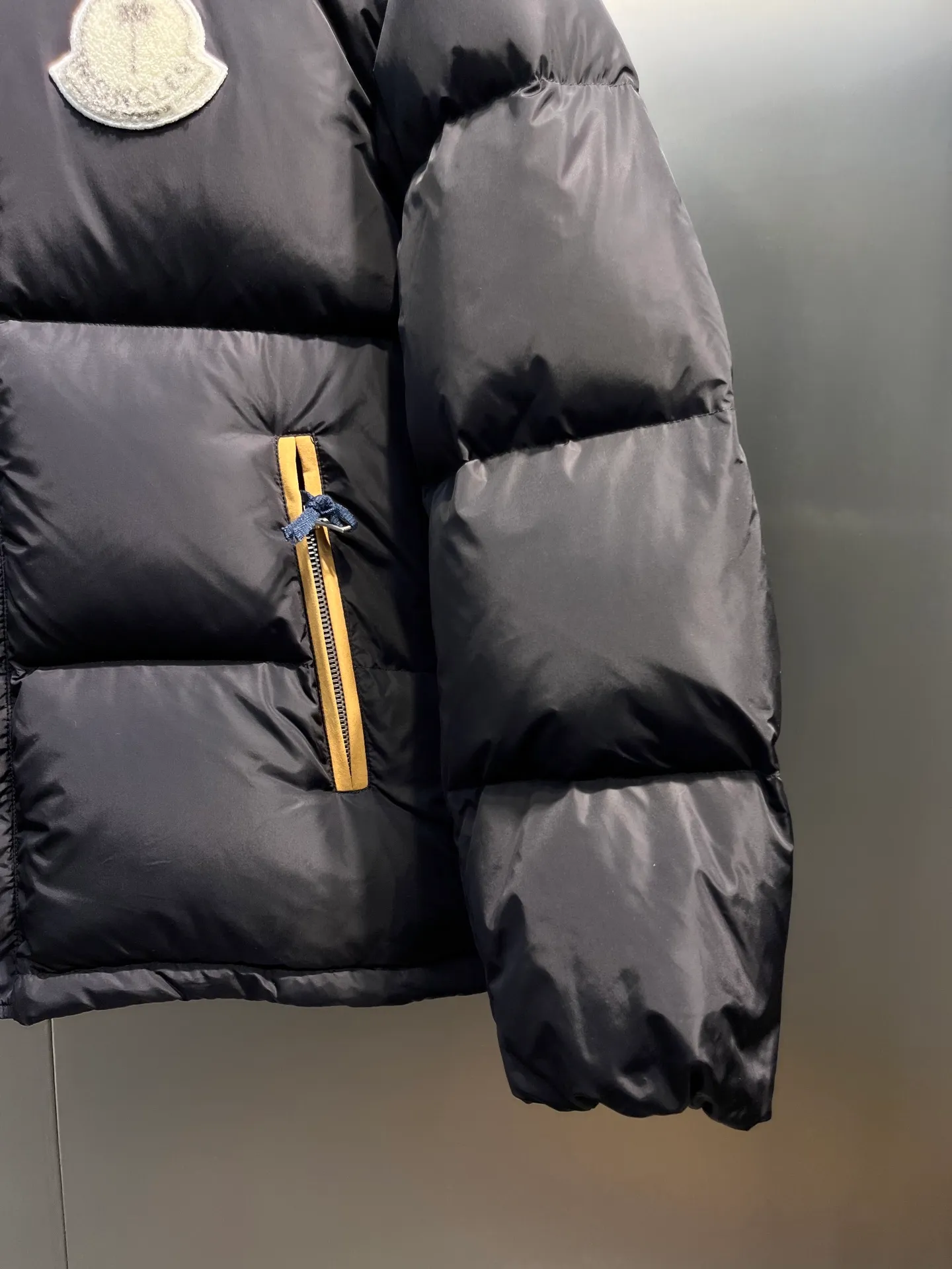 Moncler Material process analysis: 1️⃣Original Nfc inductive anti-counterfeiting chip 2️⃣National standard 95% pure white duck down, exclusive use of top down on the market, 3️⃣Fabric: 100% nylon; Lining: 100% nylon, one of the best on the market, everything is customized according to the original version. 4⃣️The electroplated hardware is produced by the original processing factory, all customized by the original factory, and is not available in various market versions. 5⃣️Produced by the same OEM factory as XX Wolf, it has always been unambiguous in terms of quality. Everyone knows about the workers' craftsmanship, QA and QC quality inspection when shipping from large factories. It is not comparable to small factories in the market. Mouth-mounted down jackets, let’s not brag, there is almost no one that can do better than us! Make an original product with care, so that every customer has the confidence to introduce it to his customers: This is the top version in China. Good products do not need too many soft articles to set off, only junk products will boast: the original ZP uses thousands of words to impress consumers! Although it is an F product, it is not inferior to ZP!  size: 123456