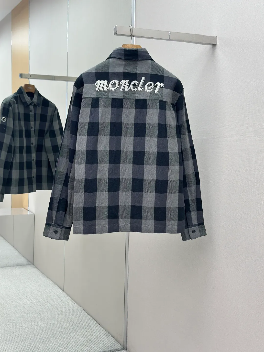 Moncler It is another smart scenery. It is a concentrated imprint of the brand spirit. A sense of high-end exuded from the inside out. A stunning work in the fashion feast. Process 1: Using imported machine embroidery technology. Using advanced computer control systems and precision mechanical components to realize Moncler embroidery operations with high precision and smooth and delicate lines. Process 2: Infrared positioning cutting machine uses infrared transmitters and infrared receivers to achieve precise positioning of materials. The accuracy can reach the micron level. In order to meet the effect of high-precision cutting of plaid alignment (the material loss is extremely high, an average of 10 points per piece is lost, it is time-consuming and labor-intensive, the details can be seen in the real chapter) Process 3: The fabrics have been sand-washed, the texture is better, not easy to deform, not easy to shrink, not easy to fade, maintain long-term beauty Accessories: Customized Moncler co-branded embroidery logo Customized Moncler buttons Customized Moncler trademark Version: Loose version Size: 46 48 50 52