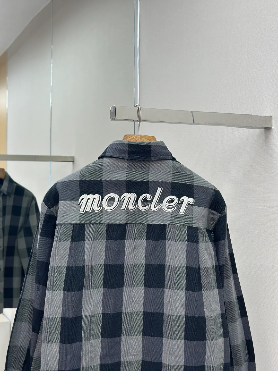 Moncler It is another smart scenery. It is a concentrated imprint of the brand spirit. A sense of high-end exuded from the inside out. A stunning work in the fashion feast. Process 1: Using imported machine embroidery technology. Using advanced computer control systems and precision mechanical components to realize Moncler embroidery operations with high precision and smooth and delicate lines. Process 2: Infrared positioning cutting machine uses infrared transmitters and infrared receivers to achieve precise positioning of materials. The accuracy can reach the micron level. In order to meet the effect of high-precision cutting of plaid alignment (the material loss is extremely high, an average of 10 points per piece is lost, it is time-consuming and labor-intensive, the details can be seen in the real chapter) Process 3: The fabrics have been sand-washed, the texture is better, not easy to deform, not easy to shrink, not easy to fade, maintain long-term beauty Accessories: Customized Moncler co-branded embroidery logo Customized Moncler buttons Customized Moncler trademark Version: Loose version Size: 46 48 50 52