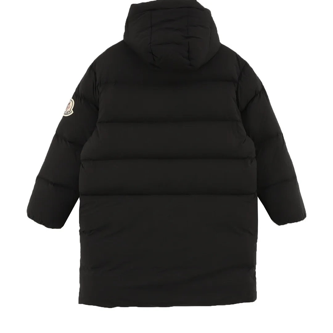 P1360 Moncler Bosona Mid-Length Large Felt Badge Down Jacket This Bosona men's long down jacket combines classic Moncler aesthetics with outstanding performance and protective features.  The Bosona long down jacket is made of longue saison fabric and is designed with practical details to provide both warmth and protection. As a Moncler classic, this down jacket features a detachable hood and a front zipper placket that covers the windshield, significantly improving its protective performance. Details •Made from longue saison fabric •Longue saison lining •Down filled •Removable hood •Zip and snap fastening •Zip pockets •Patch pockets on sleeves •Adjustable cuffs •Drawstring hem size:0-3