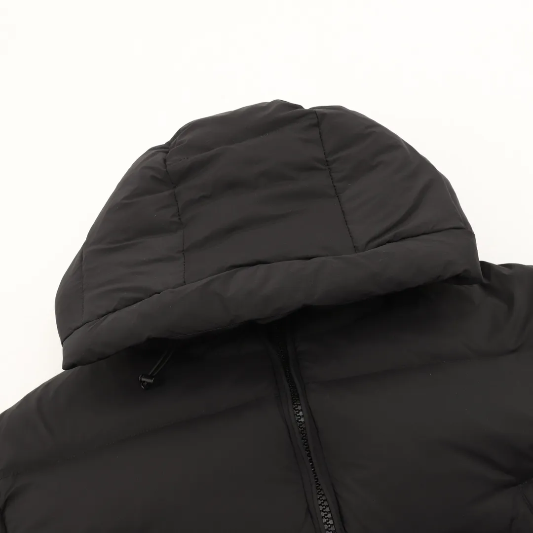 P1360 Moncler Bosona Mid-Length Large Felt Badge Down Jacket This Bosona men's long down jacket combines classic Moncler aesthetics with outstanding performance and protective features.  The Bosona long down jacket is made of longue saison fabric and is designed with practical details to provide both warmth and protection. As a Moncler classic, this down jacket features a detachable hood and a front zipper placket that covers the windshield, significantly improving its protective performance. Details •Made from longue saison fabric •Longue saison lining •Down filled •Removable hood •Zip and snap fastening •Zip pockets •Patch pockets on sleeves •Adjustable cuffs •Drawstring hem size:0-3