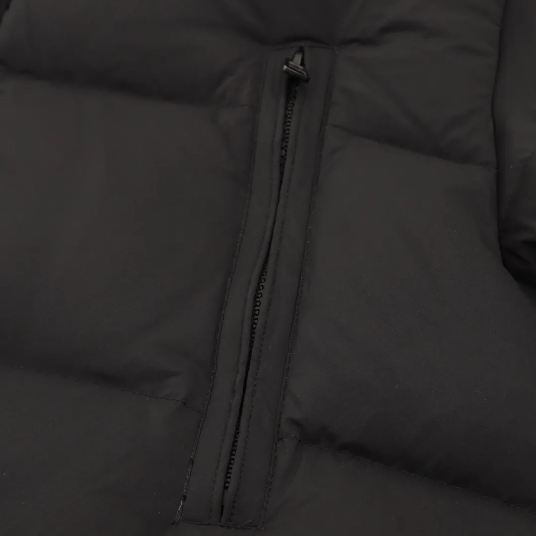 P1360 Moncler Bosona Mid-Length Large Felt Badge Down Jacket This Bosona men's long down jacket combines classic Moncler aesthetics with outstanding performance and protective features.  The Bosona long down jacket is made of longue saison fabric and is designed with practical details to provide both warmth and protection. As a Moncler classic, this down jacket features a detachable hood and a front zipper placket that covers the windshield, significantly improving its protective performance. Details •Made from longue saison fabric •Longue saison lining •Down filled •Removable hood •Zip and snap fastening •Zip pockets •Patch pockets on sleeves •Adjustable cuffs •Drawstring hem size:0-3
