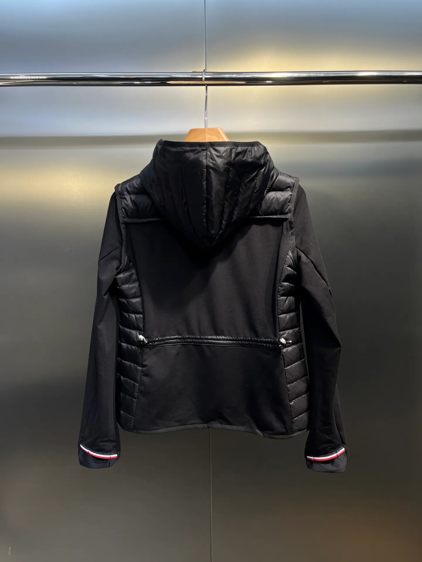 P800 moncler🌟 25 new autumn and winter style hooded down jacket with splicing design. Short version. The upper body can easily divide the figure. The proportions are slim and tall. The hooded long-sleeved spliced knitted windproof, warm and capable. It is sweet, cool and versatile for daily swing. No matter the figure, the upper body can easily elongate the visual proportion. Invincible slimming and heightening. It is also super friendly for small people. The upper body is cool, sassy and handsome. National standard 90 white duck down filling Warm, lightweight and compact. Classic logo embellishment. A must-have item for winter styling and warmth. Size: s-xl