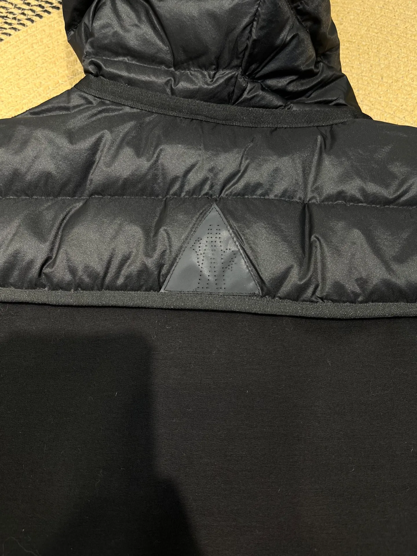P800 moncler🌟 25 new autumn and winter style hooded down jacket with splicing design. Short version. The upper body can easily divide the figure. The proportions are slim and tall. The hooded long-sleeved spliced knitted windproof, warm and capable. It is sweet, cool and versatile for daily swing. No matter the figure, the upper body can easily elongate the visual proportion. Invincible slimming and heightening. It is also super friendly for small people. The upper body is cool, sassy and handsome. National standard 90 white duck down filling Warm, lightweight and compact. Classic logo embellishment. A must-have item for winter styling and warmth. Size: s-xl