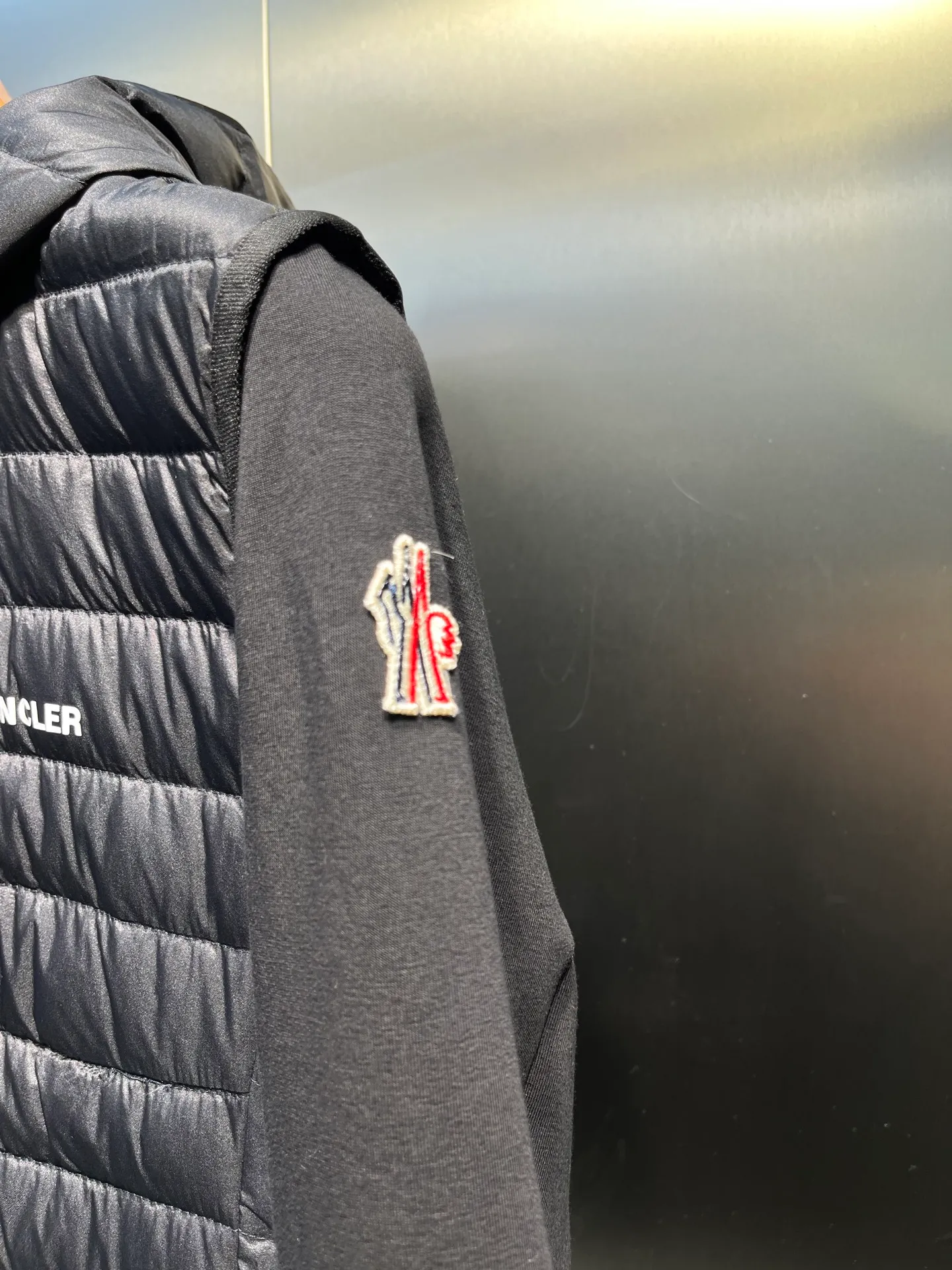 P800 moncler🌟 25 new autumn and winter style hooded down jacket with splicing design. Short version. The upper body can easily divide the figure. The proportions are slim and tall. The hooded long-sleeved spliced knitted windproof, warm and capable. It is sweet, cool and versatile for daily swing. No matter the figure, the upper body can easily elongate the visual proportion. Invincible slimming and heightening. It is also super friendly for small people. The upper body is cool, sassy and handsome. National standard 90 white duck down filling Warm, lightweight and compact. Classic logo embellishment. A must-have item for winter styling and warmth. Size: s-xl