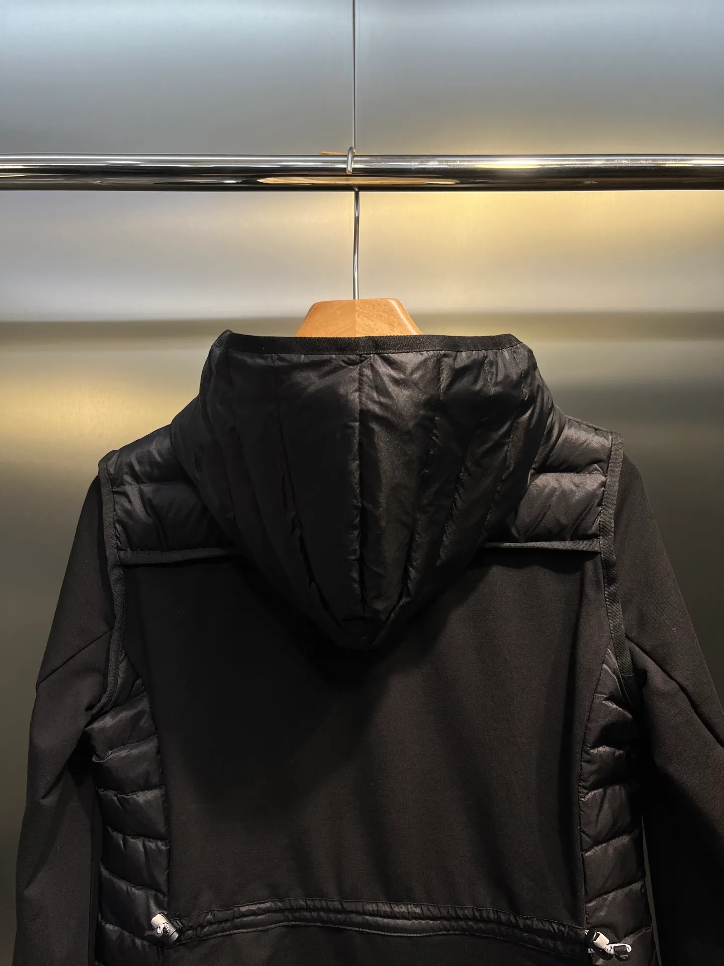 P800 moncler🌟 25 new autumn and winter style hooded down jacket with splicing design. Short version. The upper body can easily divide the figure. The proportions are slim and tall. The hooded long-sleeved spliced knitted windproof, warm and capable. It is sweet, cool and versatile for daily swing. No matter the figure, the upper body can easily elongate the visual proportion. Invincible slimming and heightening. It is also super friendly for small people. The upper body is cool, sassy and handsome. National standard 90 white duck down filling Warm, lightweight and compact. Classic logo embellishment. A must-have item for winter styling and warmth. Size: s-xl