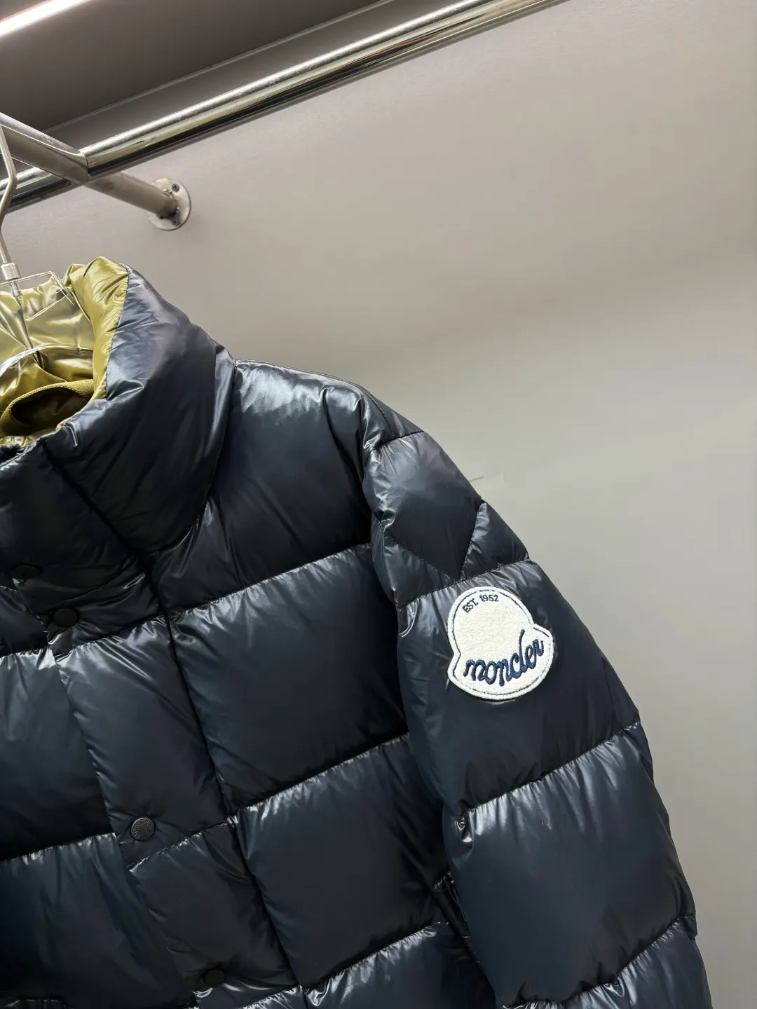 P1100 Moncler Tripiti men's down jacket purchased from the original version and developed with 90% gooseneck velvet filling, extremely full and light.  The Tripiti Men's Short Down Jacket is crafted from crisp fabric with a bold glossy finish. Original replacement fabric ➕Original matching hardware, I won’t go into too much detail on the hardware, the material alone is just a few days away from the market currency.  Product details: The Tripiti down jacket is made of functional glossy nylon fabric, which is comfortable and warm without being heavy. Chenille logo patch highlights the essence of the brand. Details: •Made in super laqué fabric •Nylon laqué lining •Filled down •Stand collar •Zip and snap fastening •Zip pockets •Adjustable cuffs •Drawstring hem •Chenille logo patch Size: M-XXXL Color: Black Beige