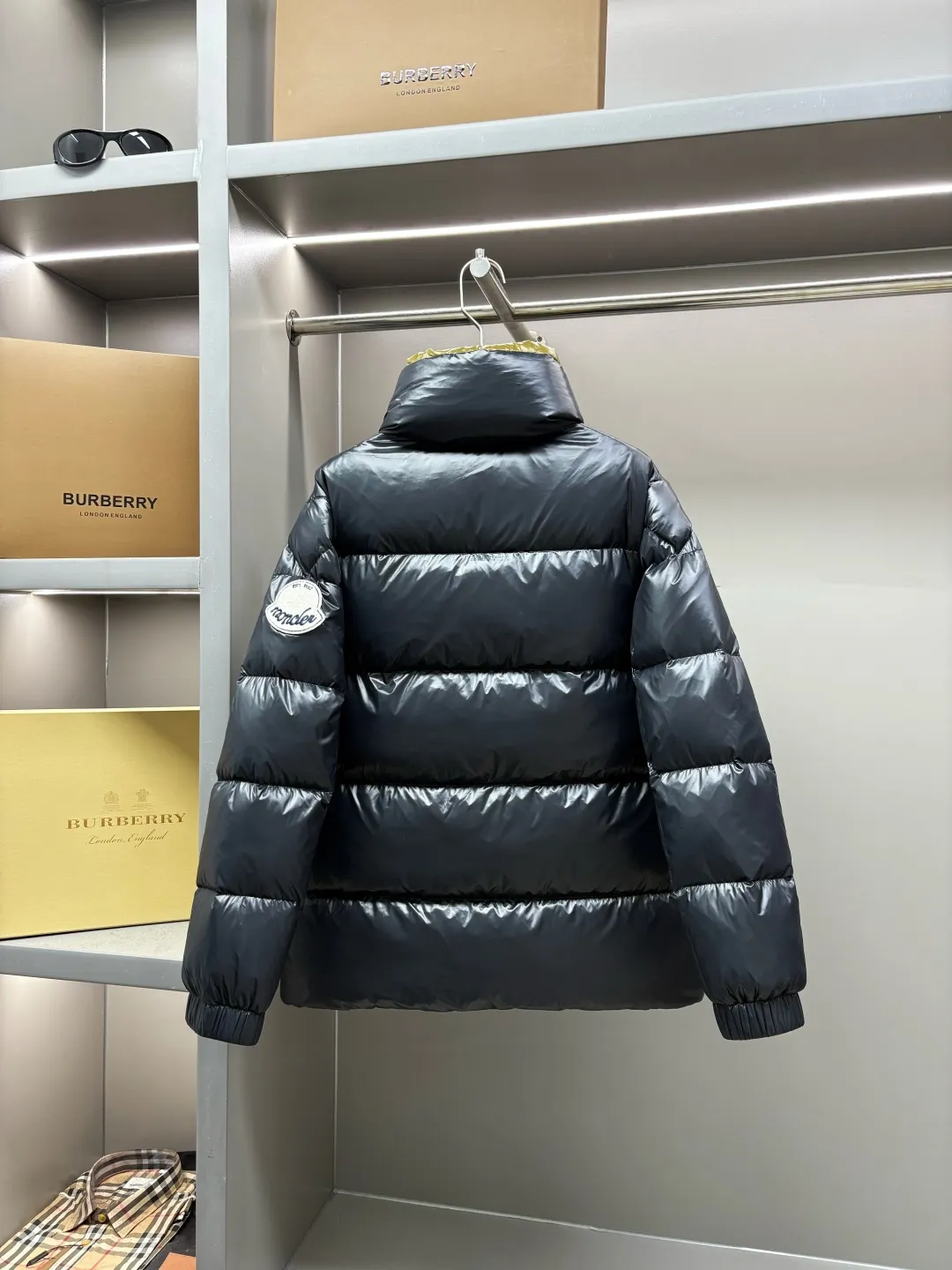 P1100 Moncler Tripiti men's down jacket purchased from the original version and developed with 90% gooseneck velvet filling, extremely full and light.  The Tripiti Men's Short Down Jacket is crafted from crisp fabric with a bold glossy finish. Original replacement fabric ➕Original matching hardware, I won’t go into too much detail on the hardware, the material alone is just a few days away from the market currency.  Product details: The Tripiti down jacket is made of functional glossy nylon fabric, which is comfortable and warm without being heavy. Chenille logo patch highlights the essence of the brand. Details: •Made in super laqué fabric •Nylon laqué lining •Filled down •Stand collar •Zip and snap fastening •Zip pockets •Adjustable cuffs •Drawstring hem •Chenille logo patch Size: M-XXXL Color: Black Beige