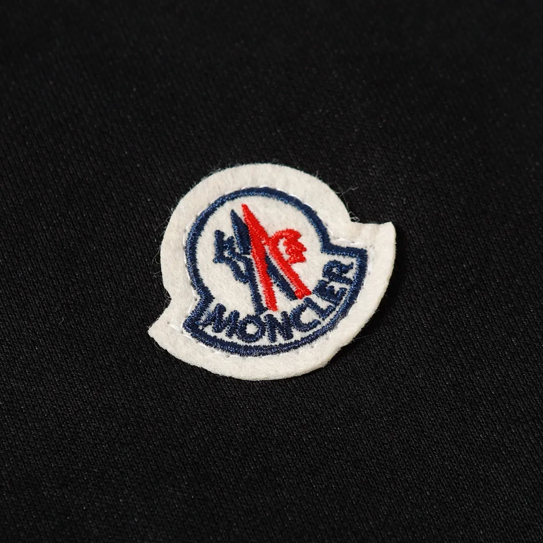 P210 Style number: 862 〈MONCLER〉The price of the MONCLER printed round-neck sweatshirt is actually quite advantageous. Those who have been to the counters should know that the price of the MONCLER is not much cheaper than Gucci Burberry. It is just relatively low-key and unwilling to hype. It is a picture that you want to buy or not. The aloof existence... ✅460 grams of 100% pure cotton woolen fabric. The OS version is too large. ✅Combined with the original high-weight double yarn thread. ✅Correct three-needle and five-thread technology. Chain hem Color: Black White Size S M L