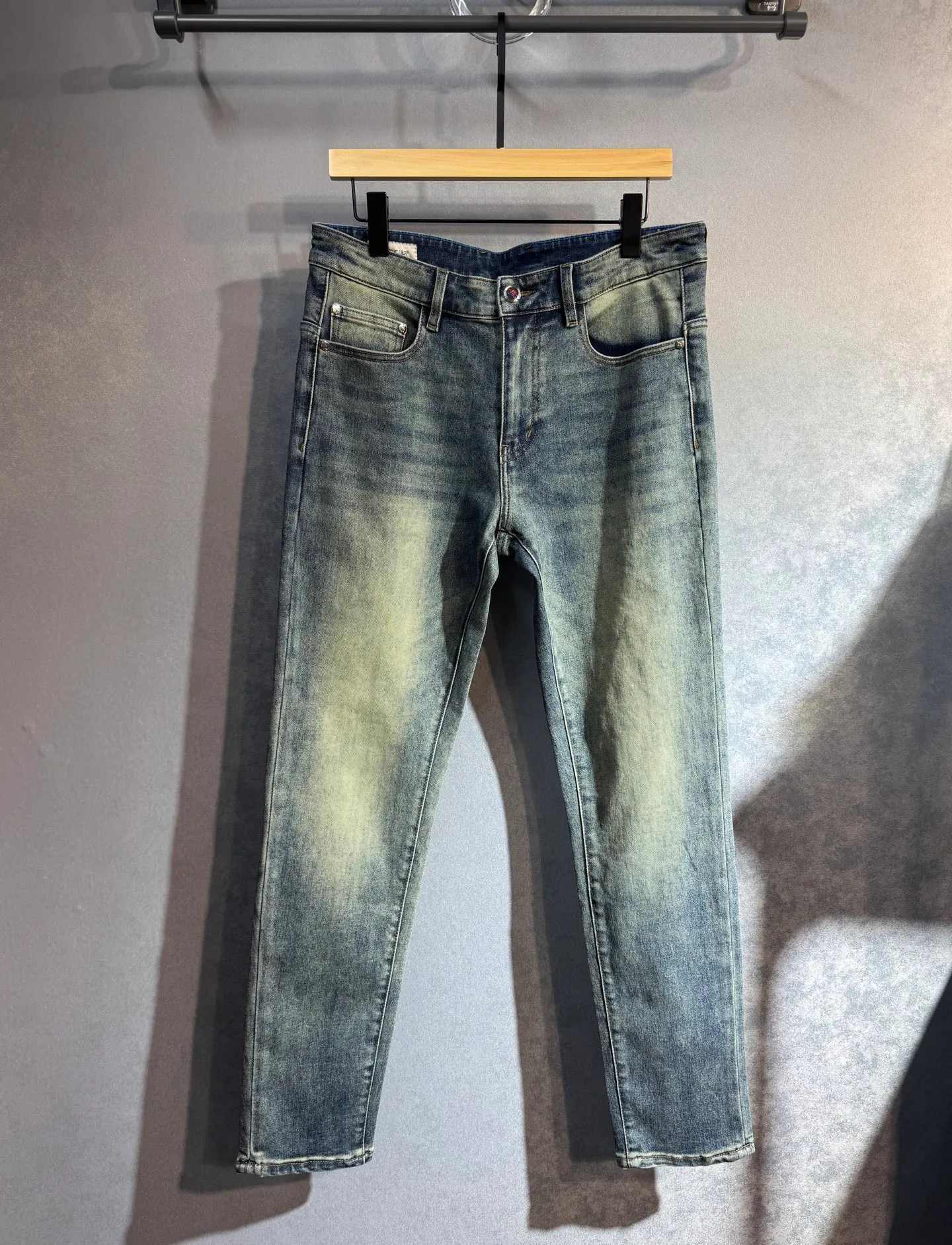 P220 MONCLER, the latest spring and summer jeans🔥 no pressure to enter and leave the store. Best-selling models in the counter. Taste and value sharing. Very comfortable to wear. Low-key yet luxurious. Very classy to wear. Needless to say the trousers style and cut. The upper body is exquisite and lively. Real first-class top quality materials. Really palace-level casual pants, using Turkish cotton to produce the most famous denim. Excellent quality. After heavy washing, the pants are very soft. The A22 straight-leg version is not picky and the upper body is absolutely stylish and extremely luxurious! Size: 29-40 no 35