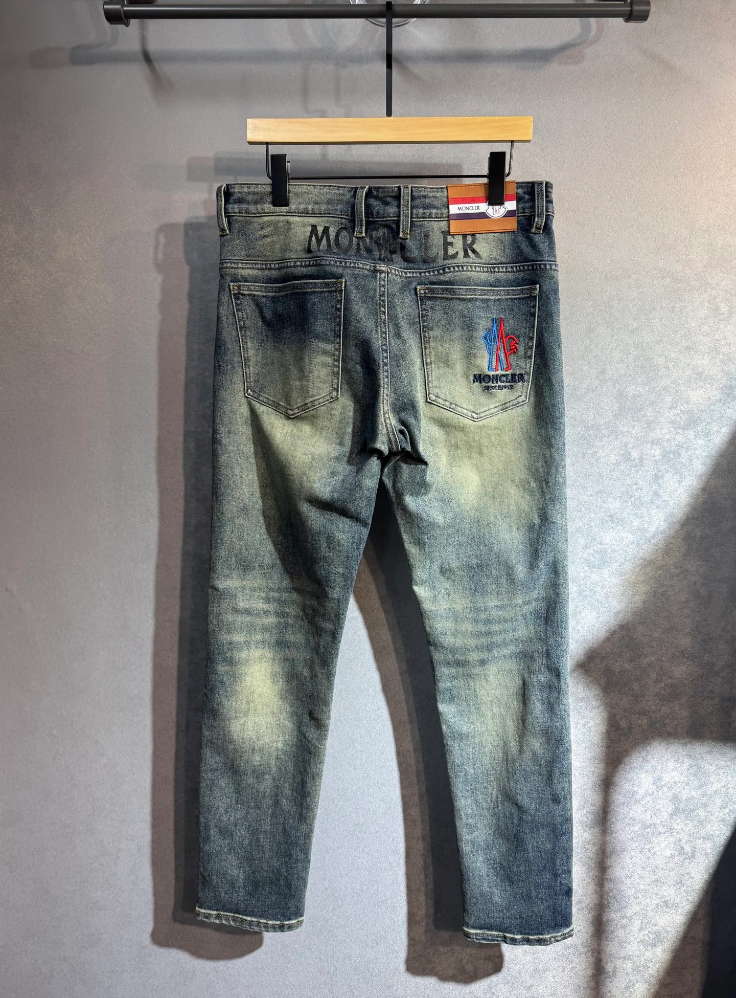 P220 MONCLER, the latest spring and summer jeans🔥 no pressure to enter and leave the store. Best-selling models in the counter. Taste and value sharing. Very comfortable to wear. Low-key yet luxurious. Very classy to wear. Needless to say the trousers style and cut. The upper body is exquisite and lively. Real first-class top quality materials. Really palace-level casual pants, using Turkish cotton to produce the most famous denim. Excellent quality. After heavy washing, the pants are very soft. The A22 straight-leg version is not picky and the upper body is absolutely stylish and extremely luxurious! Size: 29-40 no 35