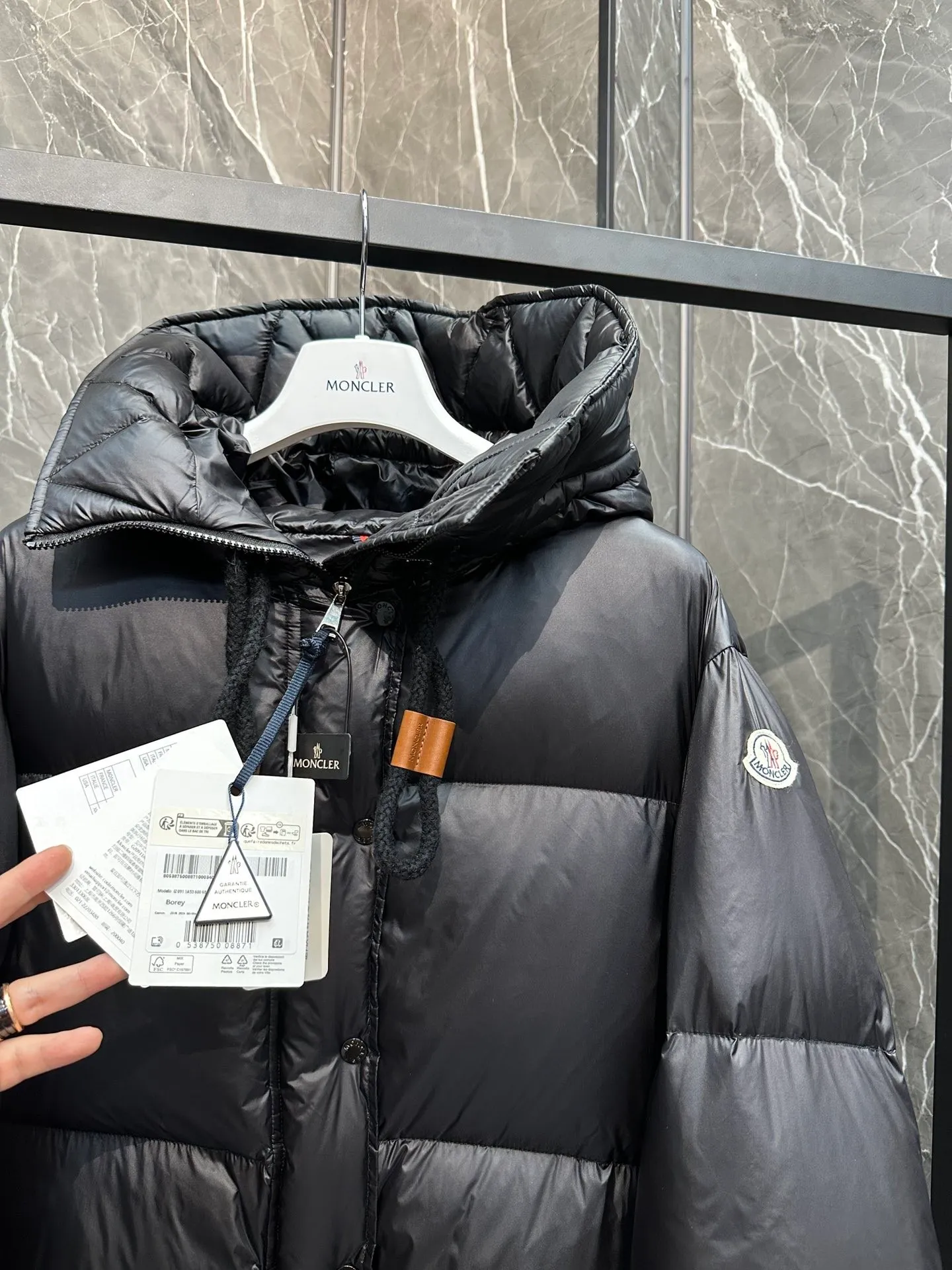P900 ⬆️Moncler Borey women's two-in-one short down jacket. Ultra-light goose down filling. The fabric has a special luster. Full of high-end feel. Extremely full filling. Distinguishes all low-end duck down shriveled versions. ⚠️Special product barcode model number is complete, corresponding to the official website. The tag has built-in NFC electronic sensor anti-counterfeiting. Supports multiple anti-counterfeiting verification. The factory comes standard with a full set of counter gift box packaging🎁 The Borey women's 2-in-1 down jacket can be worn as a classic down jacket or as a cape. It is a practical and easy-to-wear item. It is recommended to choose two sizes smaller.  The Borey down jacket is made from warm yet lightweight nylon fabric with a gorgeous lustrous texture. This short down jacket features adjustable sleeves that can be opened to wear as a cape. The hood has a wide brim and is inspired by the classic parka for warmth and comfort. This 2-in-1 style features a wide silhouette for all-day comfort. Details •Made from longue saison fabric •Longue saison lining •Filled with down •Drawstring hood •Inner sleeves with snap closure •Zipper and snap closure •Inseam pockets •Elastic cuffs Size: 0-2 Fairy D9875064650