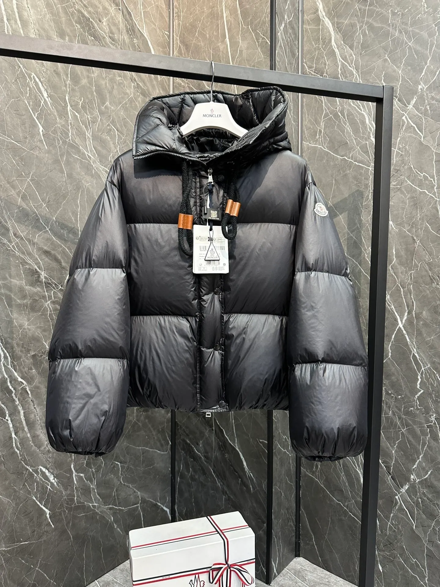 P900 ⬆️Moncler Borey women's two-in-one short down jacket. Ultra-light goose down filling. The fabric has a special luster. Full of high-end feel. Extremely full filling. Distinguishes all low-end duck down shriveled versions. ⚠️Special product barcode model number is complete, corresponding to the official website. The tag has built-in NFC electronic sensor anti-counterfeiting. Supports multiple anti-counterfeiting verification. The factory comes standard with a full set of counter gift box packaging🎁 The Borey women's 2-in-1 down jacket can be worn as a classic down jacket or as a cape. It is a practical and easy-to-wear item. It is recommended to choose two sizes smaller.  The Borey down jacket is made from warm yet lightweight nylon fabric with a gorgeous lustrous texture. This short down jacket features adjustable sleeves that can be opened to wear as a cape. The hood has a wide brim and is inspired by the classic parka for warmth and comfort. This 2-in-1 style features a wide silhouette for all-day comfort. Details •Made from longue saison fabric •Longue saison lining •Filled with down •Drawstring hood •Inner sleeves with snap closure •Zipper and snap closure •Inseam pockets •Elastic cuffs Size: 0-2 Fairy D9875064650