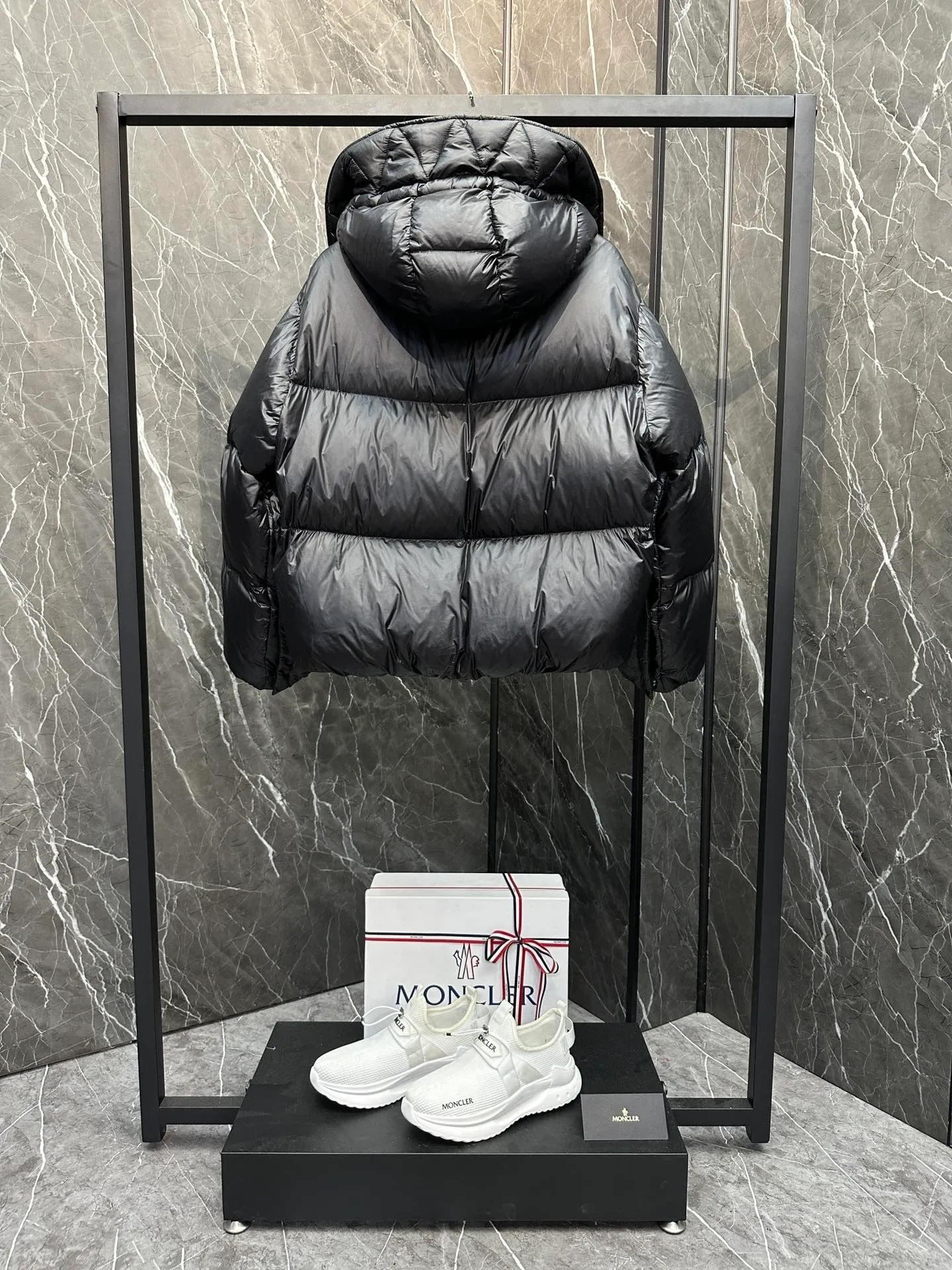 P900 ⬆️Moncler Borey women's two-in-one short down jacket. Ultra-light goose down filling. The fabric has a special luster. Full of high-end feel. Extremely full filling. Distinguishes all low-end duck down shriveled versions. ⚠️Special product barcode model number is complete, corresponding to the official website. The tag has built-in NFC electronic sensor anti-counterfeiting. Supports multiple anti-counterfeiting verification. The factory comes standard with a full set of counter gift box packaging🎁 The Borey women's 2-in-1 down jacket can be worn as a classic down jacket or as a cape. It is a practical and easy-to-wear item. It is recommended to choose two sizes smaller.  The Borey down jacket is made from warm yet lightweight nylon fabric with a gorgeous lustrous texture. This short down jacket features adjustable sleeves that can be opened to wear as a cape. The hood has a wide brim and is inspired by the classic parka for warmth and comfort. This 2-in-1 style features a wide silhouette for all-day comfort. Details •Made from longue saison fabric •Longue saison lining •Filled with down •Drawstring hood •Inner sleeves with snap closure •Zipper and snap closure •Inseam pockets •Elastic cuffs Size: 0-2 Fairy D9875064650