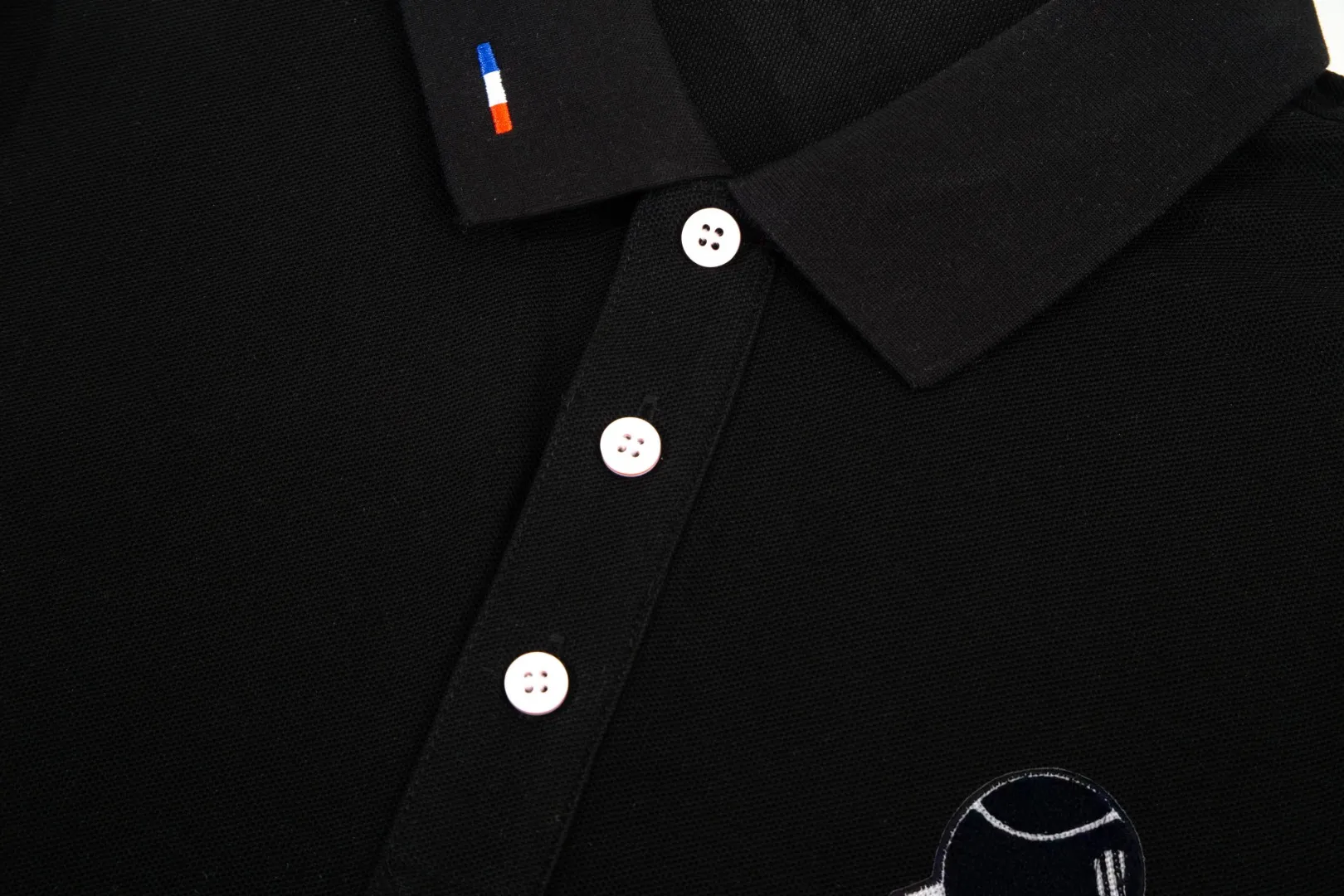 P210 MONCLER/Mask 25SS new logo embroidered lapel long-sleeved Polo shirt.  A simple yet refined T-shirt. The best item to create a modern and elegant look. Excellent channel product! Customer-supplied Piquet porous fiber pique cotton fabric, which can be called a "breathing fabric."  The unparalleled texture is inseparable from the exquisite materials used in craft tailoring. The craft knitted quilted design makes the hand feel extremely smooth and delicate without any roughness. The original logo design is more luxurious and noble. The upper body is comfortable and classy. The hand feels very smooth and soft. It can be easily controlled regardless of business, fashion or leisure. The age span is very large, which conforms to the trendy and practical dressing customs. It is the first choice for senior urban fashion people.  Black/white/Tibetan orchid Size: M~3XL