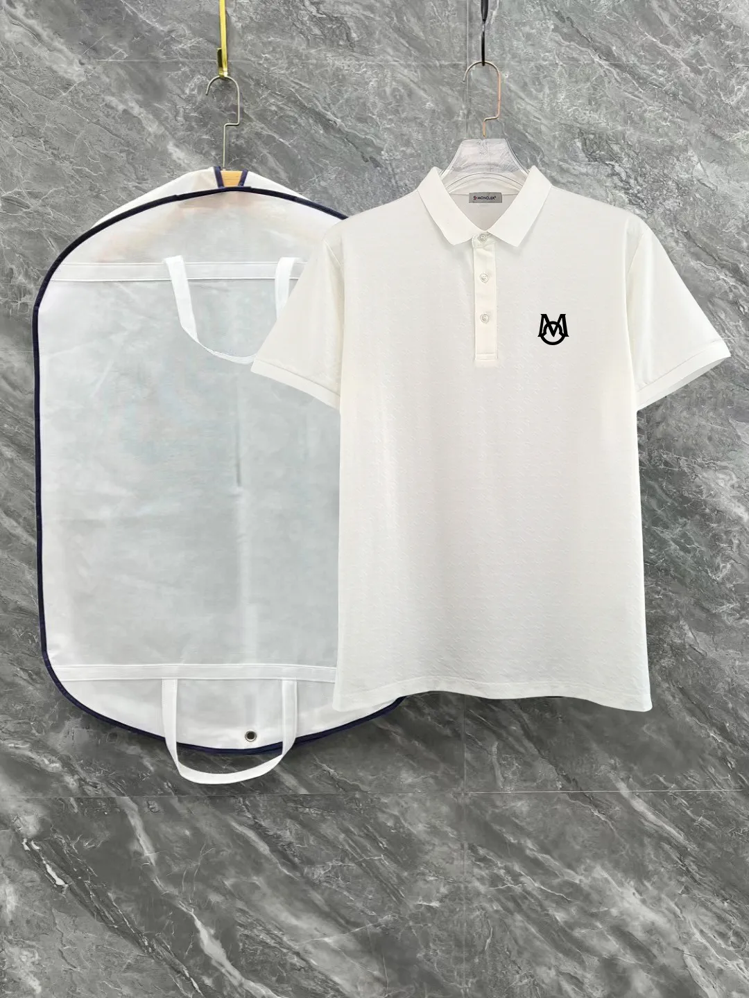 P210 High-end quality Moncler masked 25 spring and summer full jacquard lapel short sleeves. This short sleeve is made of Tencel➕cotton fabric, with double jacquard all over. It is carefully made and the upper body is refreshing! Update your casual look. Exquisite tailoring, complete with three-label accessories. Really heavy-duty. It is a fashionable item. The front is decorated with the brand LOGO. It is genuine YB custom fabric. It will never be faked. This piece looks really good when worn! Looks great with any combination! No gender distinction, same style for men and women Color: Black White Size: M L XL XXL XXXL