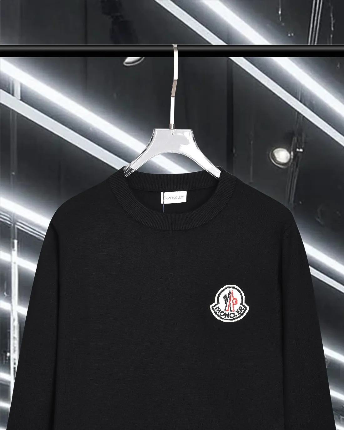 P230 MONCLER/Muzzled 2025Fw Classic chest badge logo letter logo Simple casual pullover sweater Imported wool blended fabric Upgraded, inspired by the 1980s retro Original fabric Official same style Round neck Long sleeve Suit Customized mesh sweater knitted fabric Very comfortable feel The latest brick cabinet synchronization in spring and summer Fashionable and individual Super versatile and good-looking style Very suitable for both men and women A must-have style Tag Collar tag Washed wheat Complete with three standards Color: Black. White. Gray. Size: M-3XL
