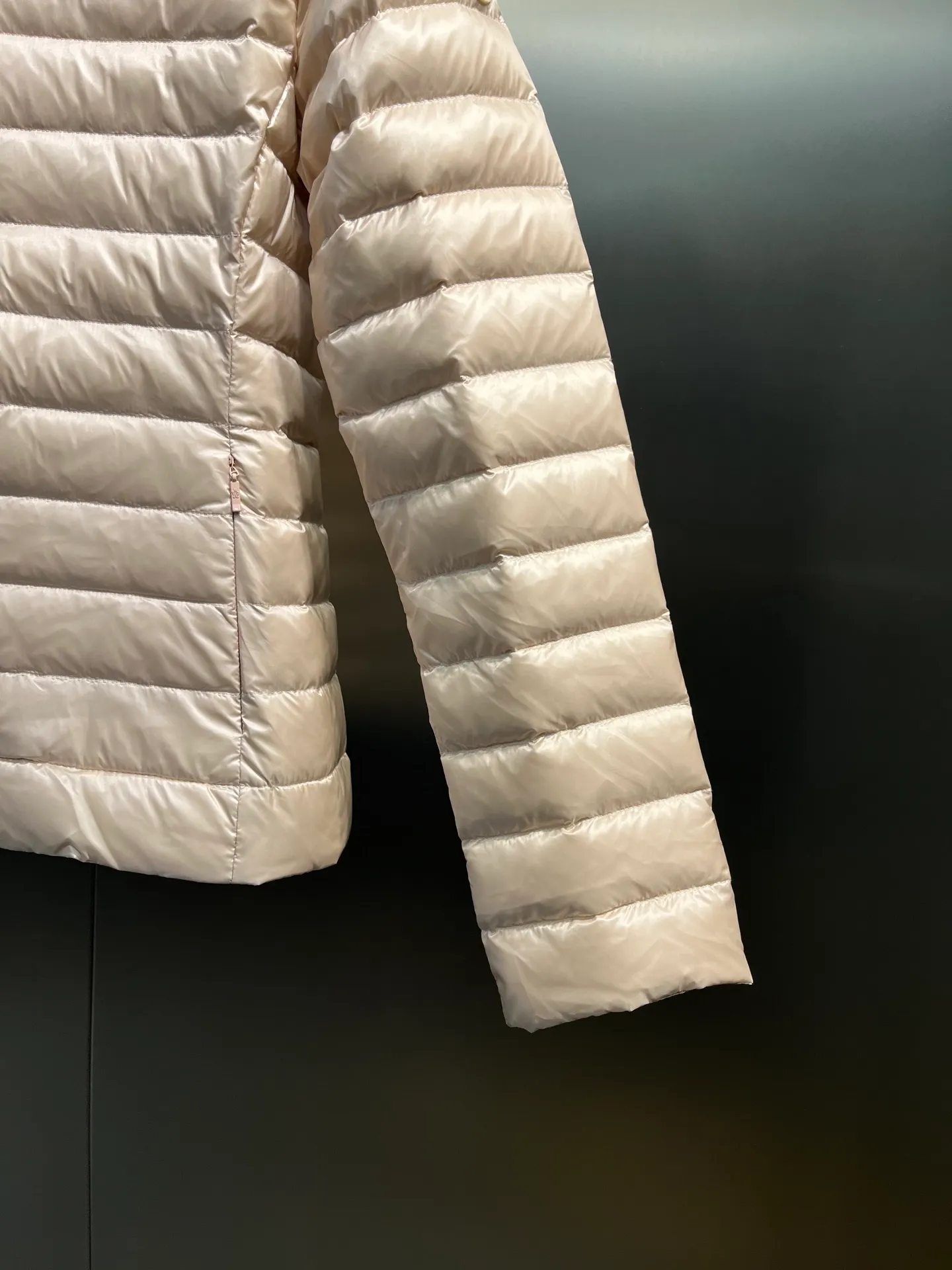 P720 Moncler🌟 25 new lgelle lightweight stand-up collar short down jacket, with classic quilting design to outline a slim silhouette. The stand-up collar details enhance the temperament, while being light and warm. Wear it as a layer during spring or winter, and you can easily weather the changing weather in one piece. Choose from three colors to suit your style: low-key black, pure white, and gentle nude—three high-end tones, suitable for different occasions and styles. The short cut lengthens the proportion, and even a small person can wear it with long legs! The choice of quality: duck down filling, which has both fluffiness and warmth, is light and weightless. The details show ingenuity and craftsmanship. Color: black, pink and white.  Size: 1 2 3 4