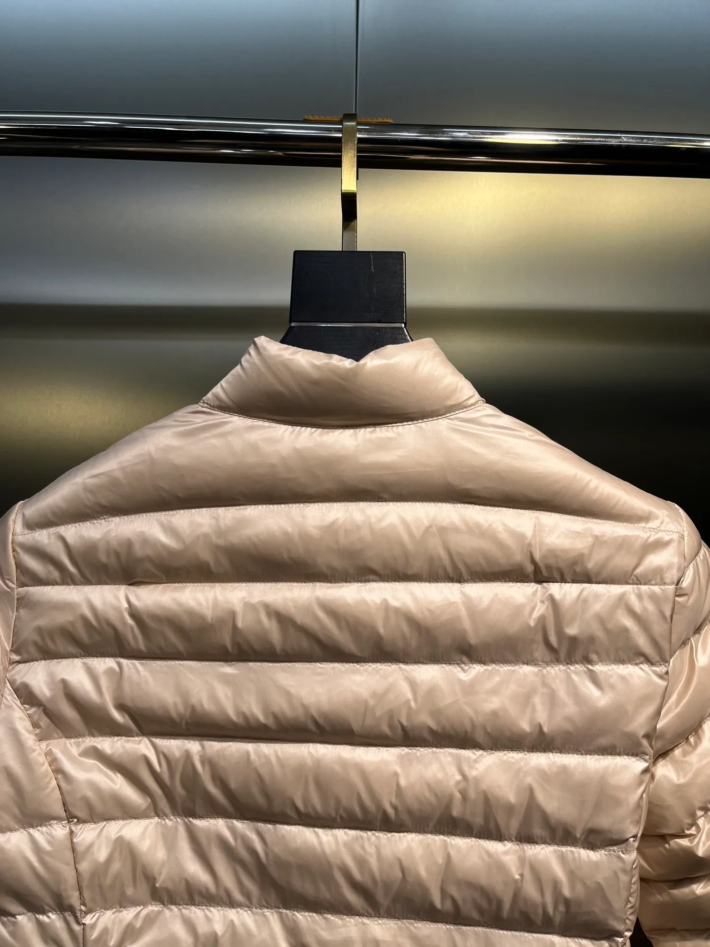 P720 Moncler🌟 25 new lgelle lightweight stand-up collar short down jacket, with classic quilting design to outline a slim silhouette. The stand-up collar details enhance the temperament, while being light and warm. Wear it as a layer during spring or winter, and you can easily weather the changing weather in one piece. Choose from three colors to suit your style: low-key black, pure white, and gentle nude—three high-end tones, suitable for different occasions and styles. The short cut lengthens the proportion, and even a small person can wear it with long legs! The choice of quality: duck down filling, which has both fluffiness and warmth, is light and weightless. The details show ingenuity and craftsmanship. Color: black, pink and white.  Size: 1 2 3 4