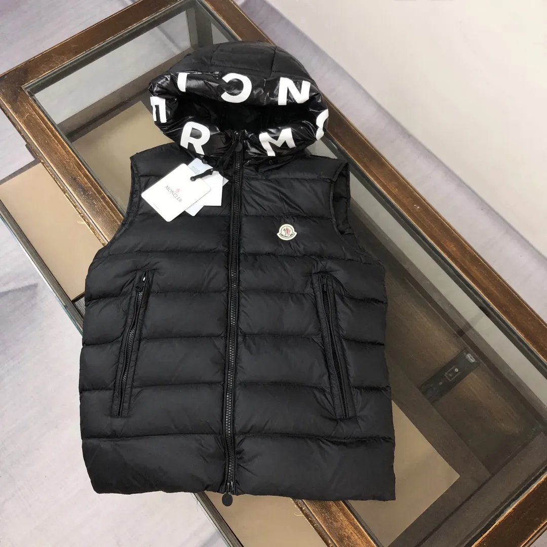 P660 moncler/Moncler hooded letter-printed down vest for men and women. It is carefully made of original nylon fabric and decorated with Moncler's unique logo details on the front chest. Made from the original version, every detail inside is restored. As soon as you pick up the real velvet and fake velvet, you can tell that only good things are made. Color: Black White Size: 1 2 3 4 5 (M～3xl)