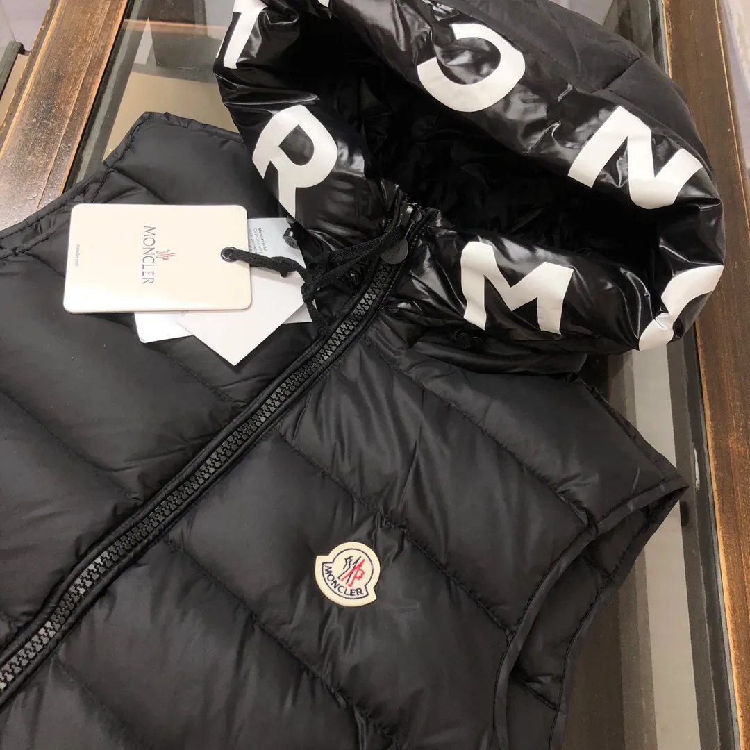 P660 moncler/Moncler hooded letter-printed down vest for men and women. It is carefully made of original nylon fabric and decorated with Moncler's unique logo details on the front chest. Made from the original version, every detail inside is restored. As soon as you pick up the real velvet and fake velvet, you can tell that only good things are made. Color: Black White Size: 1 2 3 4 5 (M～3xl)