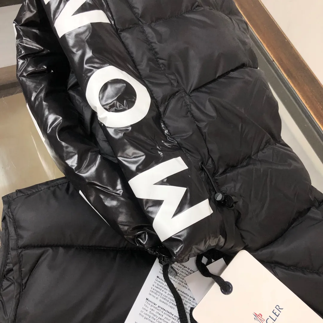 P660 moncler/Moncler hooded letter-printed down vest for men and women. It is carefully made of original nylon fabric and decorated with Moncler's unique logo details on the front chest. Made from the original version, every detail inside is restored. As soon as you pick up the real velvet and fake velvet, you can tell that only good things are made. Color: Black White Size: 1 2 3 4 5 (M～3xl)