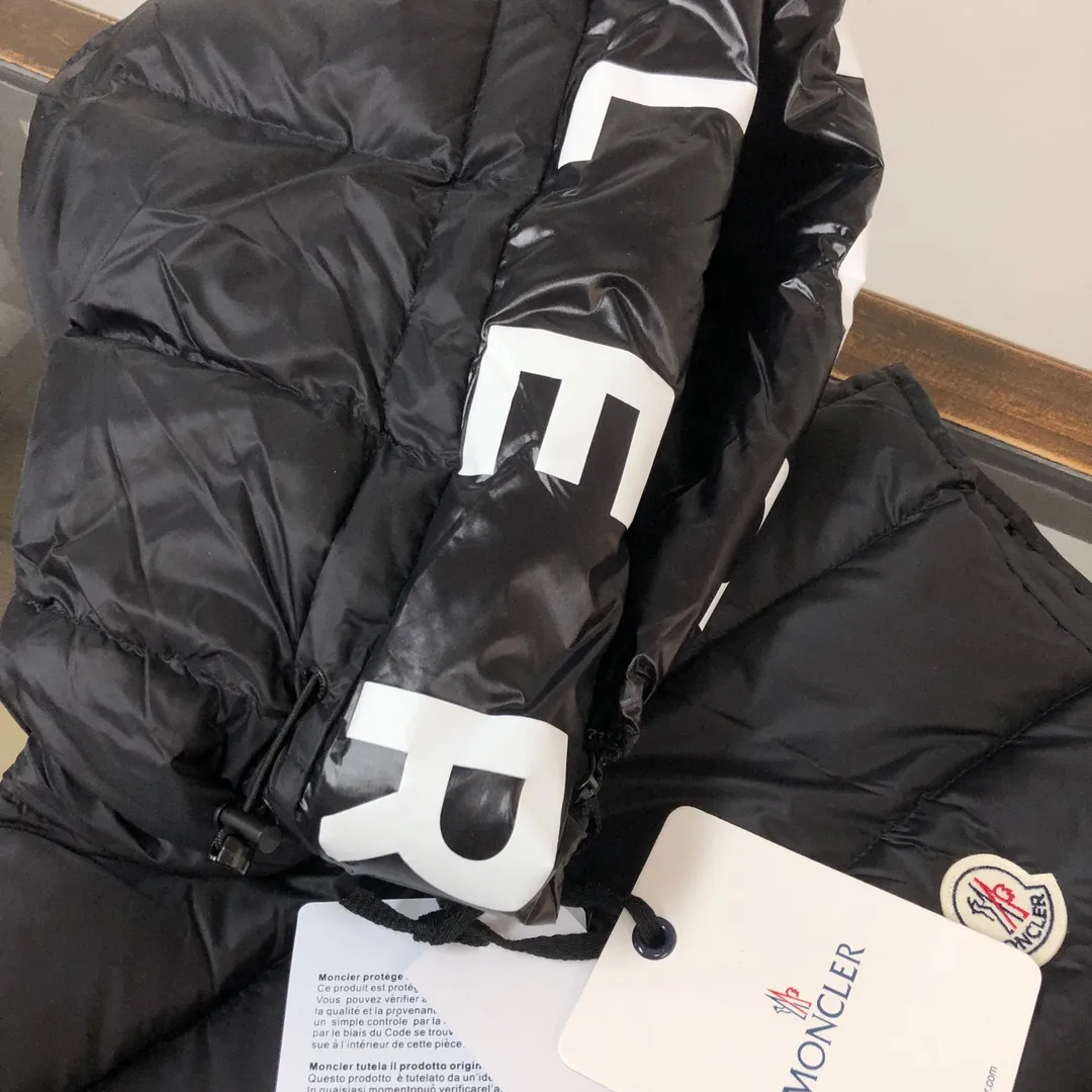 P660 moncler/Moncler hooded letter-printed down vest for men and women. It is carefully made of original nylon fabric and decorated with Moncler's unique logo details on the front chest. Made from the original version, every detail inside is restored. As soon as you pick up the real velvet and fake velvet, you can tell that only good things are made. Color: Black White Size: 1 2 3 4 5 (M～3xl)