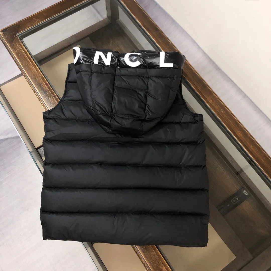 P660 moncler/Moncler hooded letter-printed down vest for men and women. It is carefully made of original nylon fabric and decorated with Moncler's unique logo details on the front chest. Made from the original version, every detail inside is restored. As soon as you pick up the real velvet and fake velvet, you can tell that only good things are made. Color: Black White Size: 1 2 3 4 5 (M～3xl)