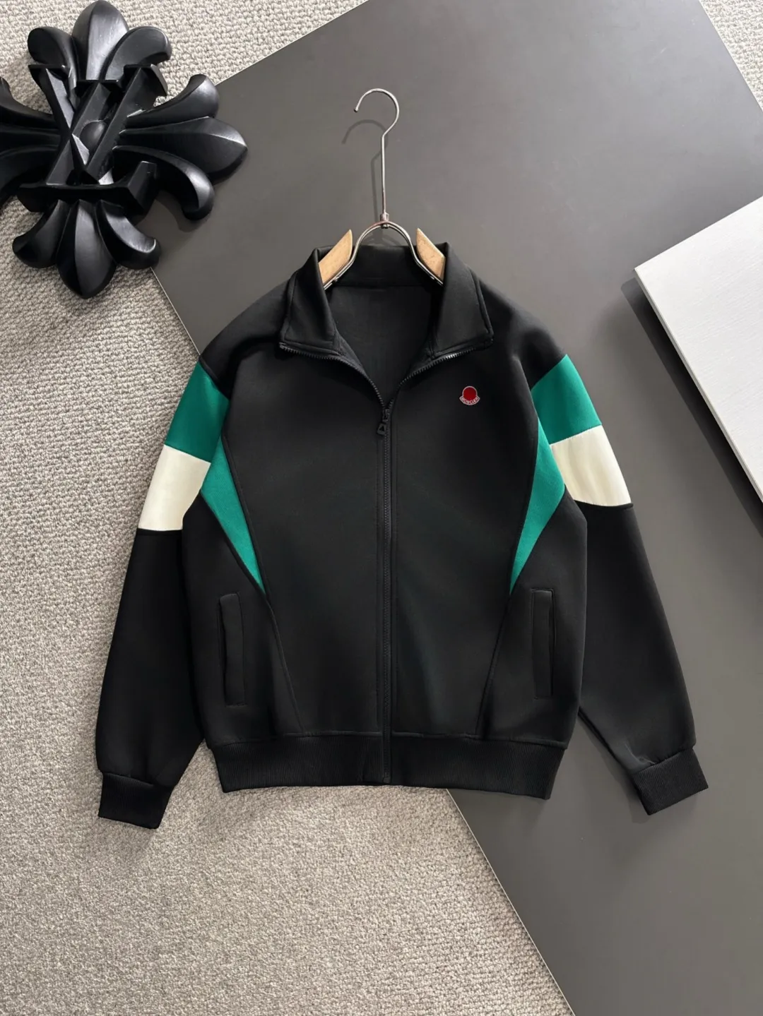 Next day shipping P720 MONCLER/Mongolian high quality 2025 autumn and winter new casual heavy industry suit exclusively developed by yb! High quality production! The top version of the trading company channel order, external orders for imported custom fabrics, high breathability and comfort, impeccable details, absolutely worth buying! This type of suit is also a must-have for lazy people. You don’t have to think about how to match it, you can just get it in one set! Brand element design concept, delicate and soft feel! It presents a casual cut and the upper body shape is great! On sale simultaneously on the official website! From a high-end men's positioning brand, the low-key luxury taste is irresistible! Exquisite workmanship and impeccable quality! The overall style is simple, fashionable and timeless, fully meeting the requirements of stylish and tasteful dressing! Size: M to 4XL (or state your height and weight when placing an order)