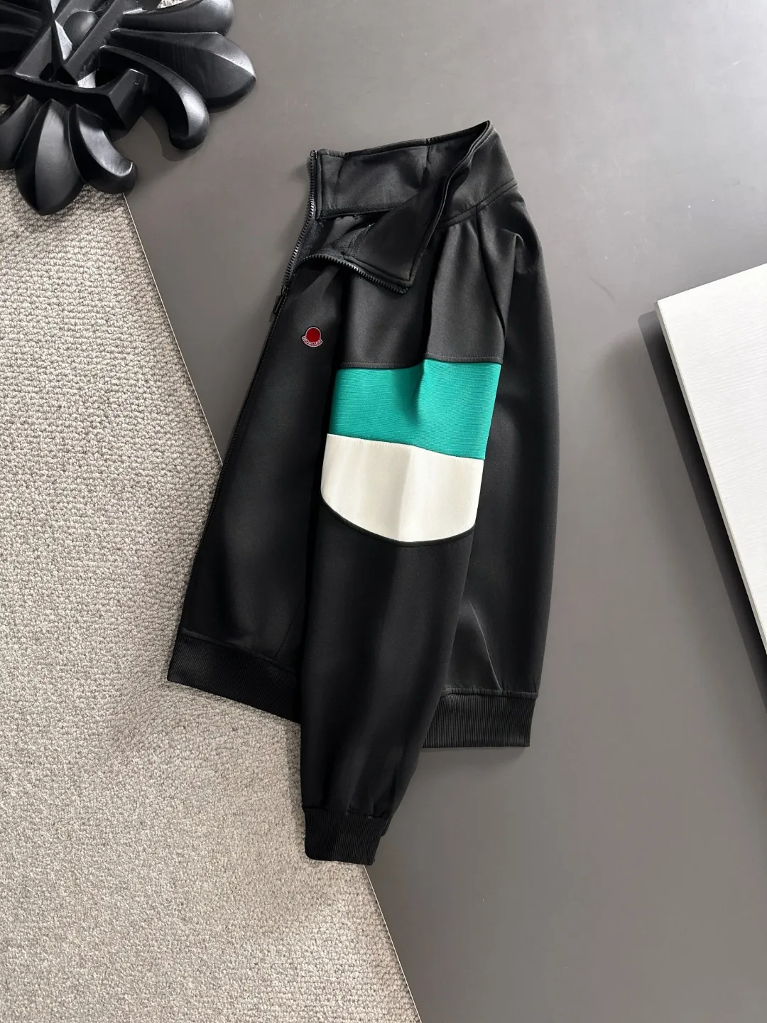 Next day shipping P720 MONCLER/Mongolian high quality 2025 autumn and winter new casual heavy industry suit exclusively developed by yb! High quality production! The top version of the trading company channel order, external orders for imported custom fabrics, high breathability and comfort, impeccable details, absolutely worth buying! This type of suit is also a must-have for lazy people. You don’t have to think about how to match it, you can just get it in one set! Brand element design concept, delicate and soft feel! It presents a casual cut and the upper body shape is great! On sale simultaneously on the official website! From a high-end men's positioning brand, the low-key luxury taste is irresistible! Exquisite workmanship and impeccable quality! The overall style is simple, fashionable and timeless, fully meeting the requirements of stylish and tasteful dressing! Size: M to 4XL (or state your height and weight when placing an order)