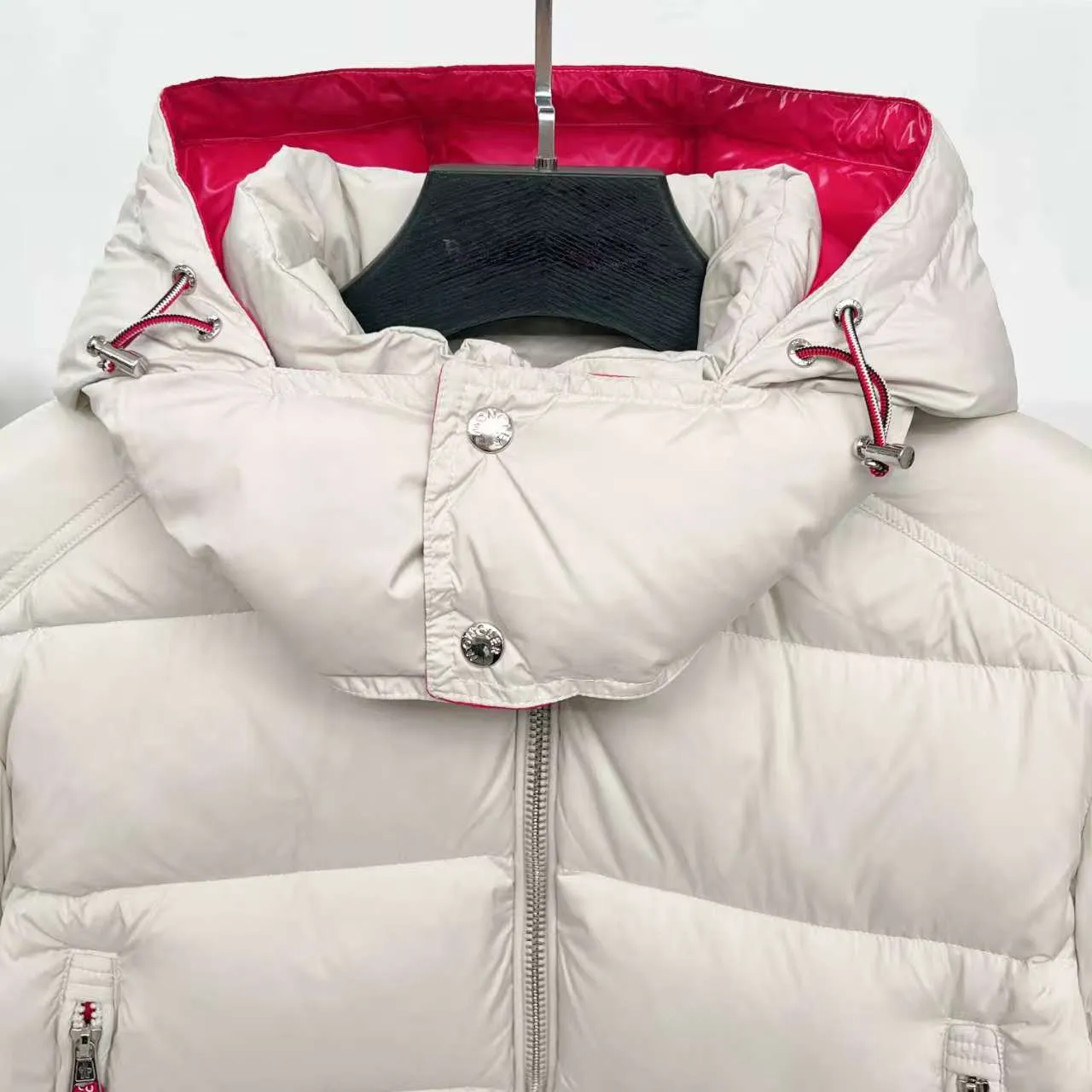 P840 top version] Large goods hanging photo Moncler masked down jacket in off-white (hat with red splicing design) and black styles, both have a detachable hood design. The red elements in details such as zippers and pockets add a sense of design to the overall shape. It is in line with the brand's style characteristics of focusing on both functionality and fashion. It is suitable for wearing in cold weather and has both warmth and trendy attributes. It has achieved a series of misunderstandings such as the original NFC inductive anti-counterfeiting chip, the national standard 95% pure white duck down, the exclusive use of top-grade down on the market, and never fake goose down. Perfect filling using direct velvet filling technology, the fluffy texture is very good. The lightness, warmth and cold protection ability are improved to the maximum. The original processing factory produces electroplated hardware, all customized by the original factory, and not all types of replicas on the market. Style number: 5607# Color: black. Off-white Code number: 1.2.3.4.5