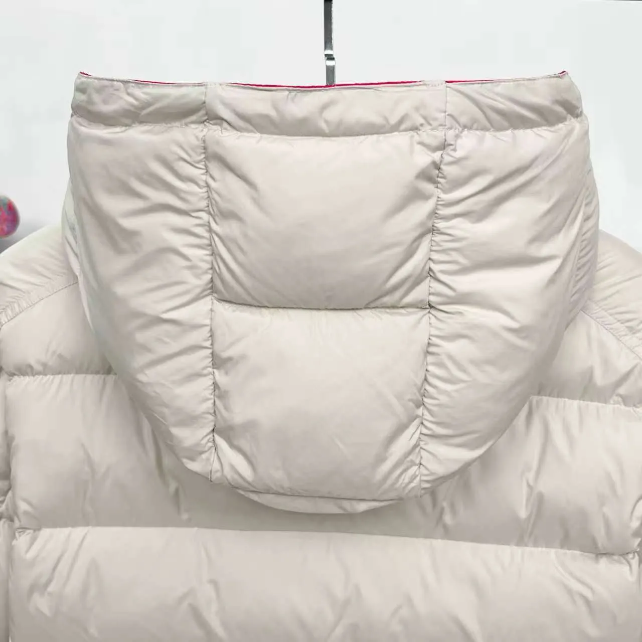 P840 top version] Large goods hanging photo Moncler masked down jacket in off-white (hat with red splicing design) and black styles, both have a detachable hood design. The red elements in details such as zippers and pockets add a sense of design to the overall shape. It is in line with the brand's style characteristics of focusing on both functionality and fashion. It is suitable for wearing in cold weather and has both warmth and trendy attributes. It has achieved a series of misunderstandings such as the original NFC inductive anti-counterfeiting chip, the national standard 95% pure white duck down, the exclusive use of top-grade down on the market, and never fake goose down. Perfect filling using direct velvet filling technology, the fluffy texture is very good. The lightness, warmth and cold protection ability are improved to the maximum. The original processing factory produces electroplated hardware, all customized by the original factory, and not all types of replicas on the market. Style number: 5607# Color: black. Off-white Code number: 1.2.3.4.5