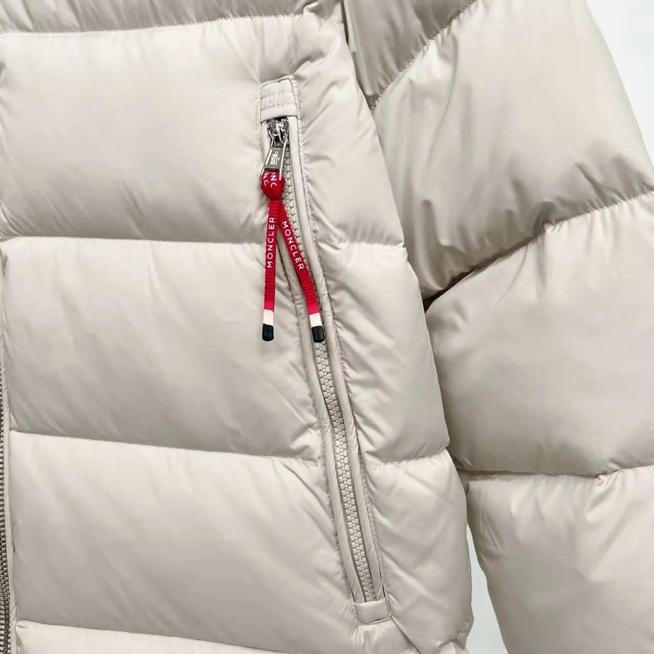 P840 top version] Large goods hanging photo Moncler masked down jacket in off-white (hat with red splicing design) and black styles, both have a detachable hood design. The red elements in details such as zippers and pockets add a sense of design to the overall shape. It is in line with the brand's style characteristics of focusing on both functionality and fashion. It is suitable for wearing in cold weather and has both warmth and trendy attributes. It has achieved a series of misunderstandings such as the original NFC inductive anti-counterfeiting chip, the national standard 95% pure white duck down, the exclusive use of top-grade down on the market, and never fake goose down. Perfect filling using direct velvet filling technology, the fluffy texture is very good. The lightness, warmth and cold protection ability are improved to the maximum. The original processing factory produces electroplated hardware, all customized by the original factory, and not all types of replicas on the market. Style number: 5607# Color: black. Off-white Code number: 1.2.3.4.5